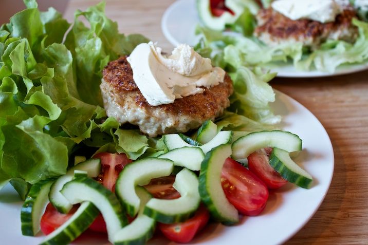 Kyllingebøffer a la burger med hvidløgsost