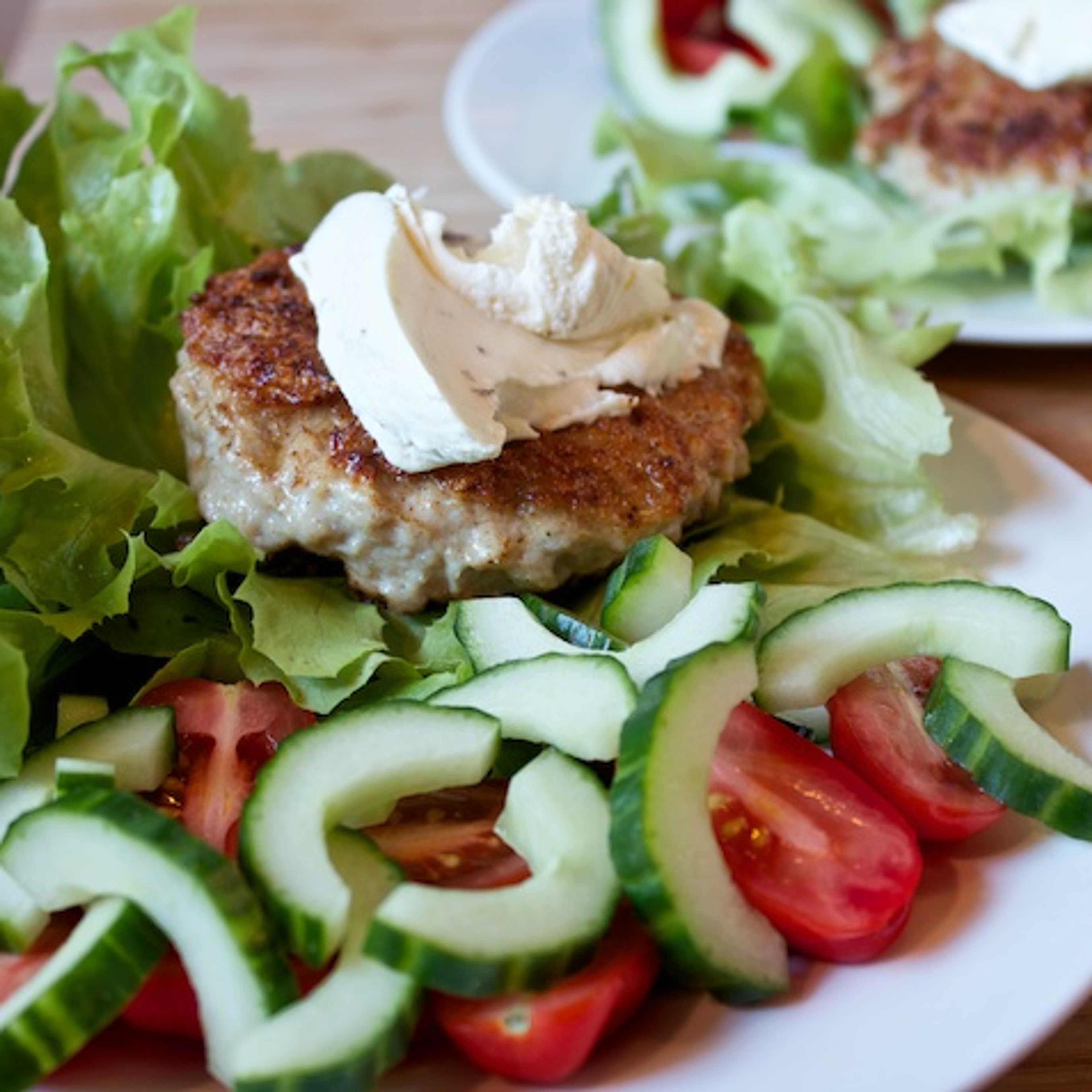 Kyllingebøffer a la burger med hvidløgsost