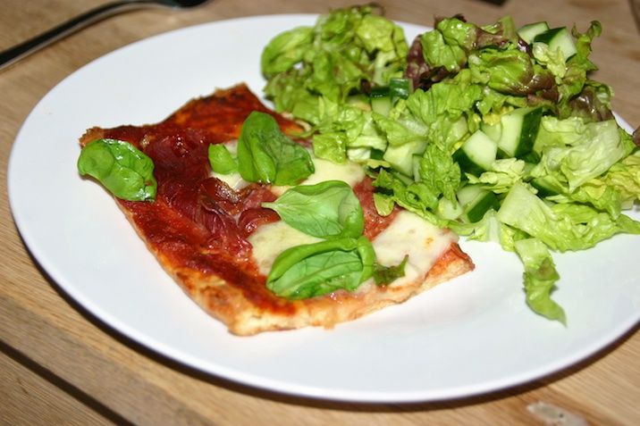 Pizza med serranoskinke og mozzarella (LCHF)