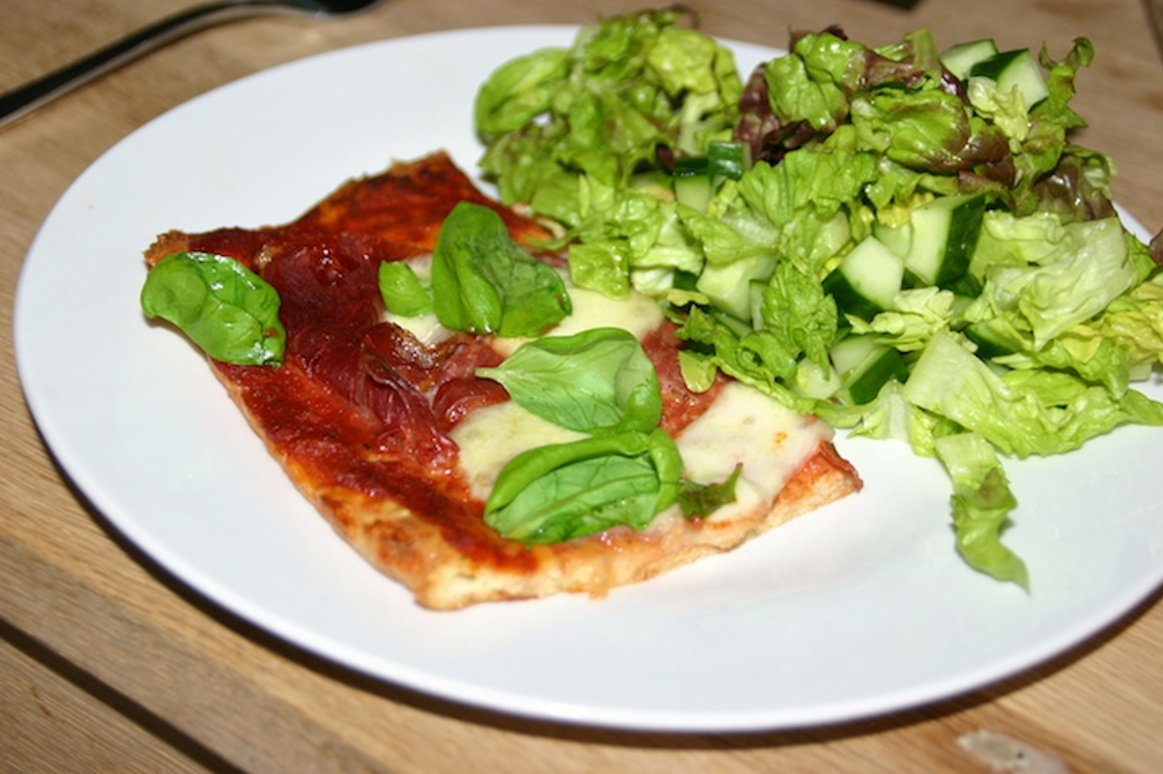 Pizza med serranoskinke og mozzarella (LCHF)