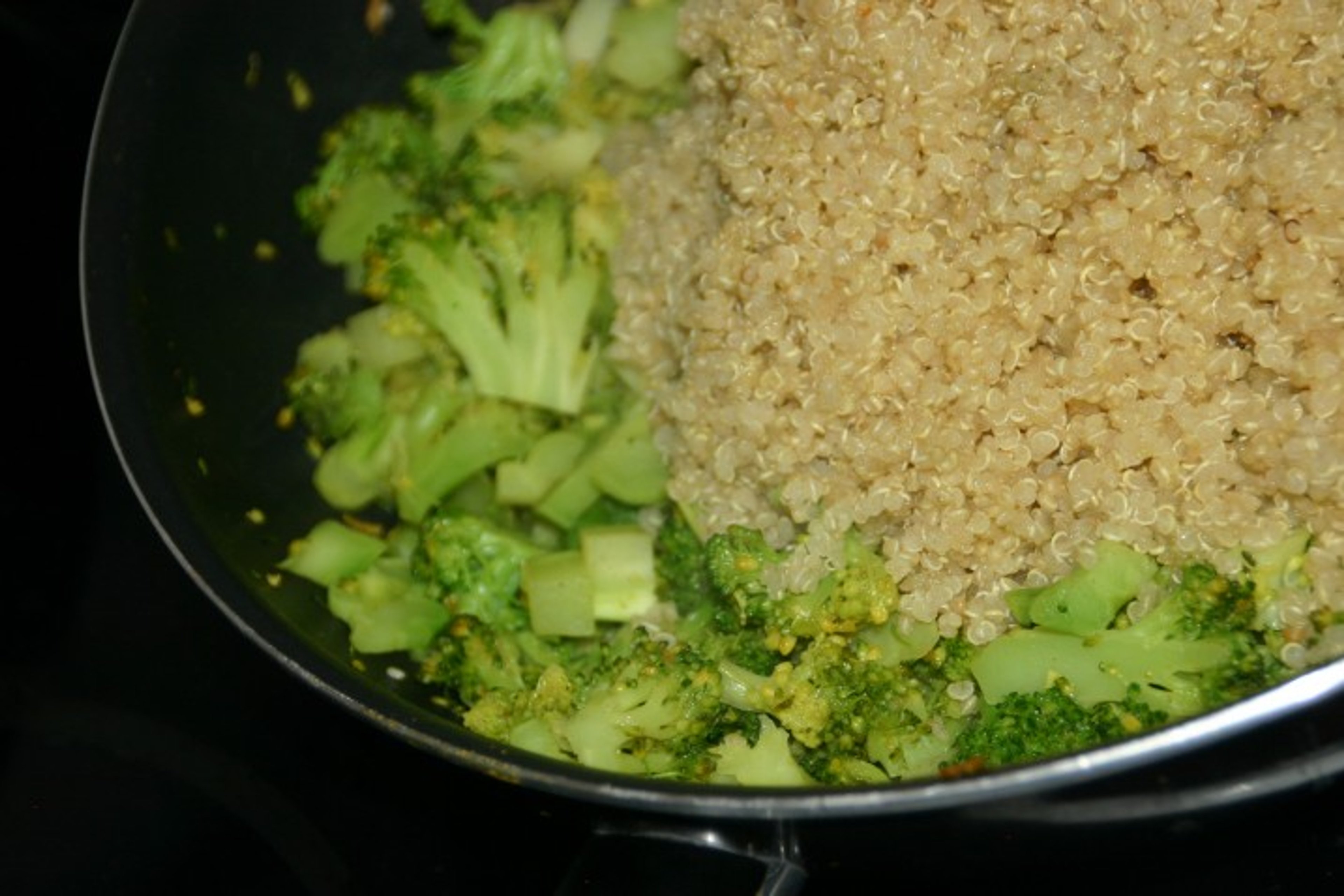 Quinoa med broccoli, karry og mandler