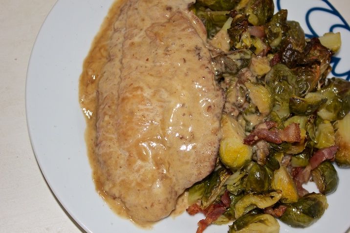 Fisk i soja-flødesovs og baconristede rosenkål