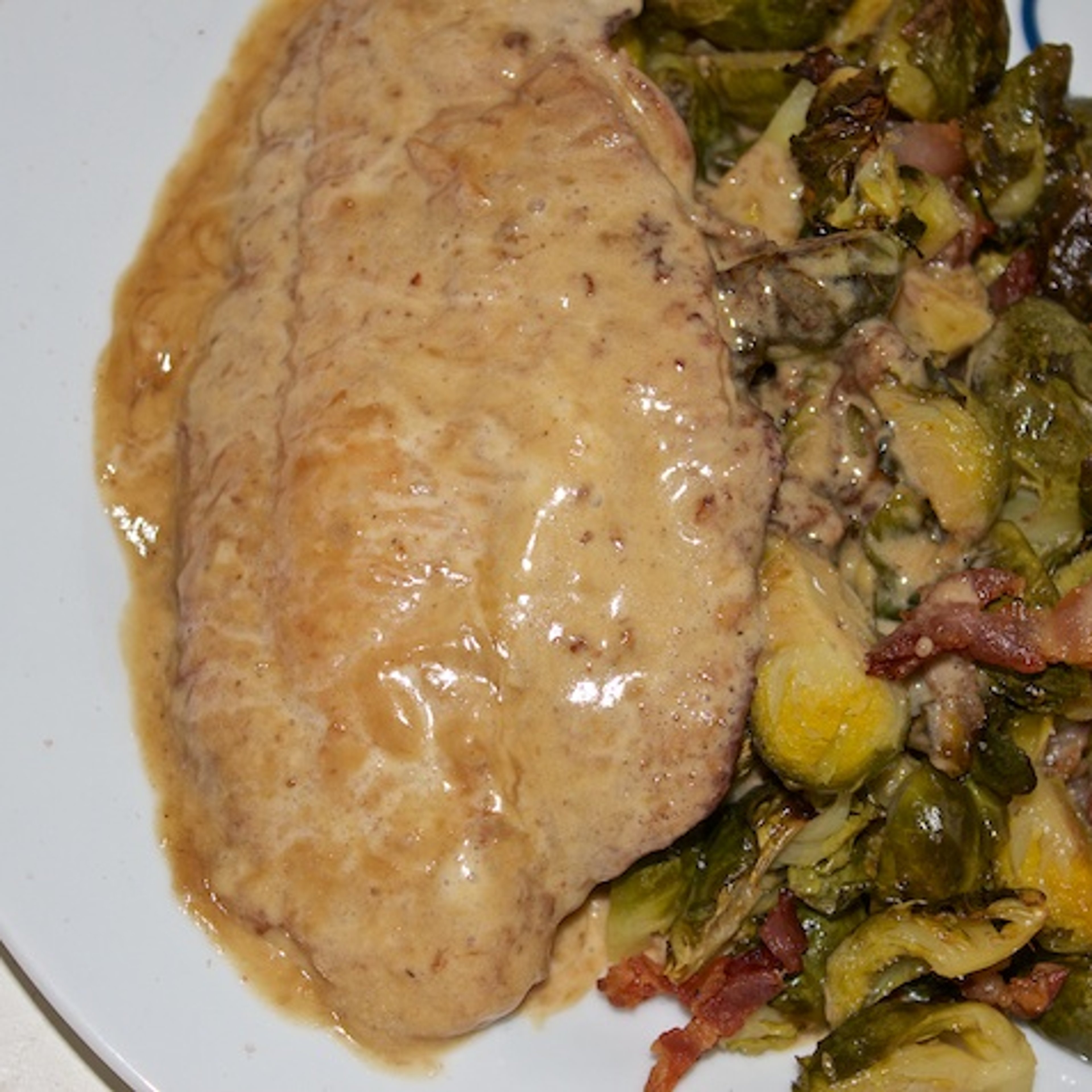 Fisk i soja-flødesovs og baconristede rosenkål