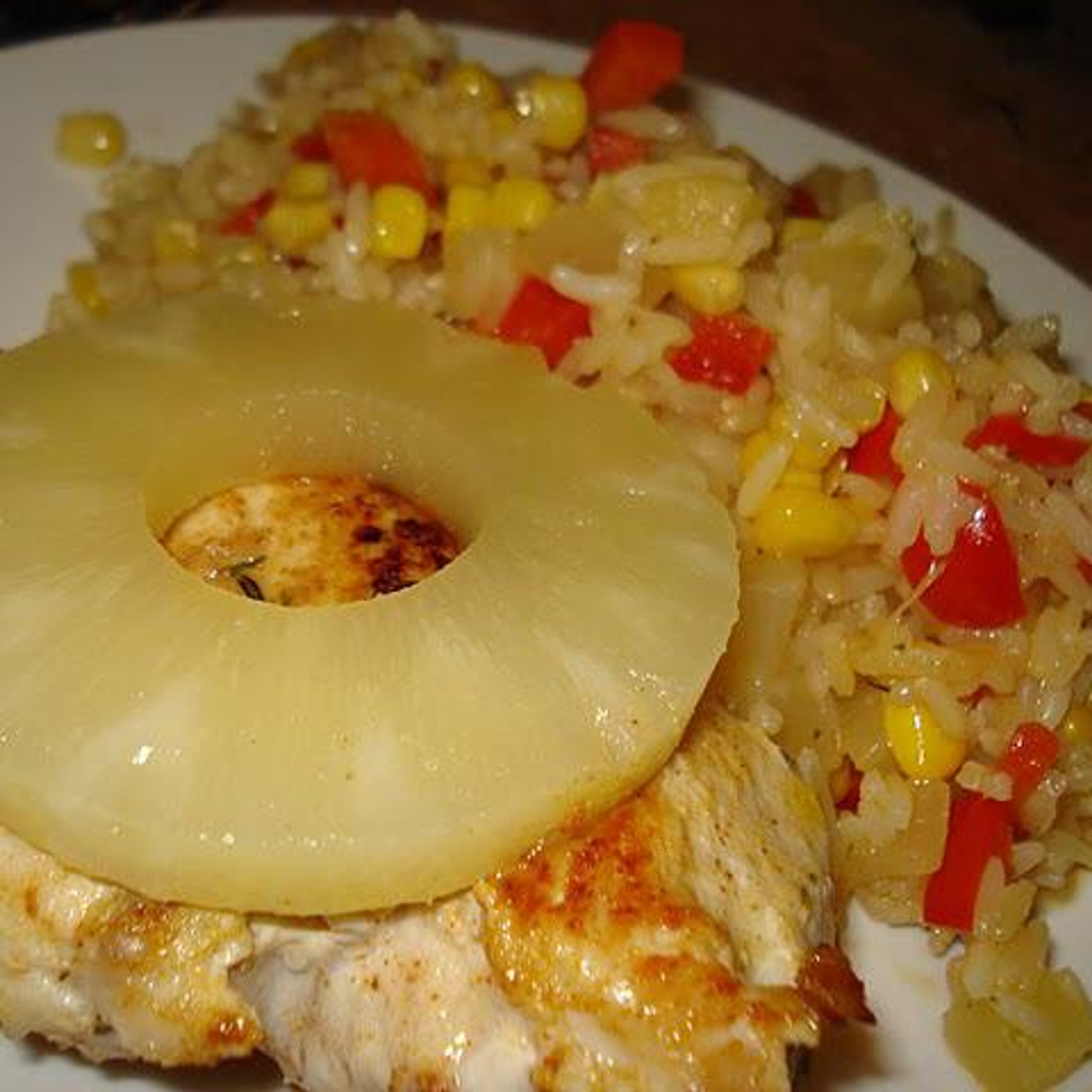 Cajunkylling og grøntsagsris med ananas