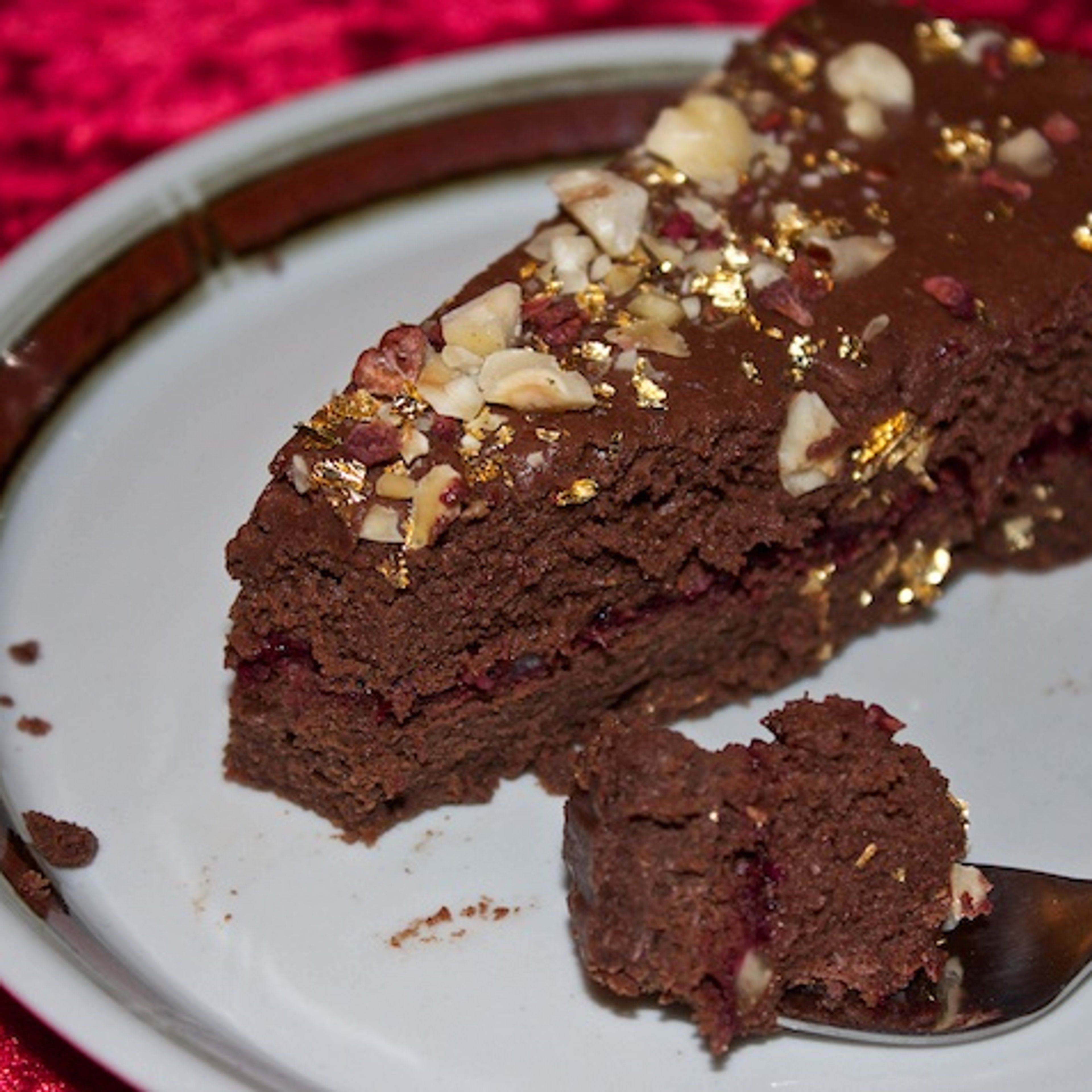 Gateau Marcel med hindbærsirup og hasselnøddeknas