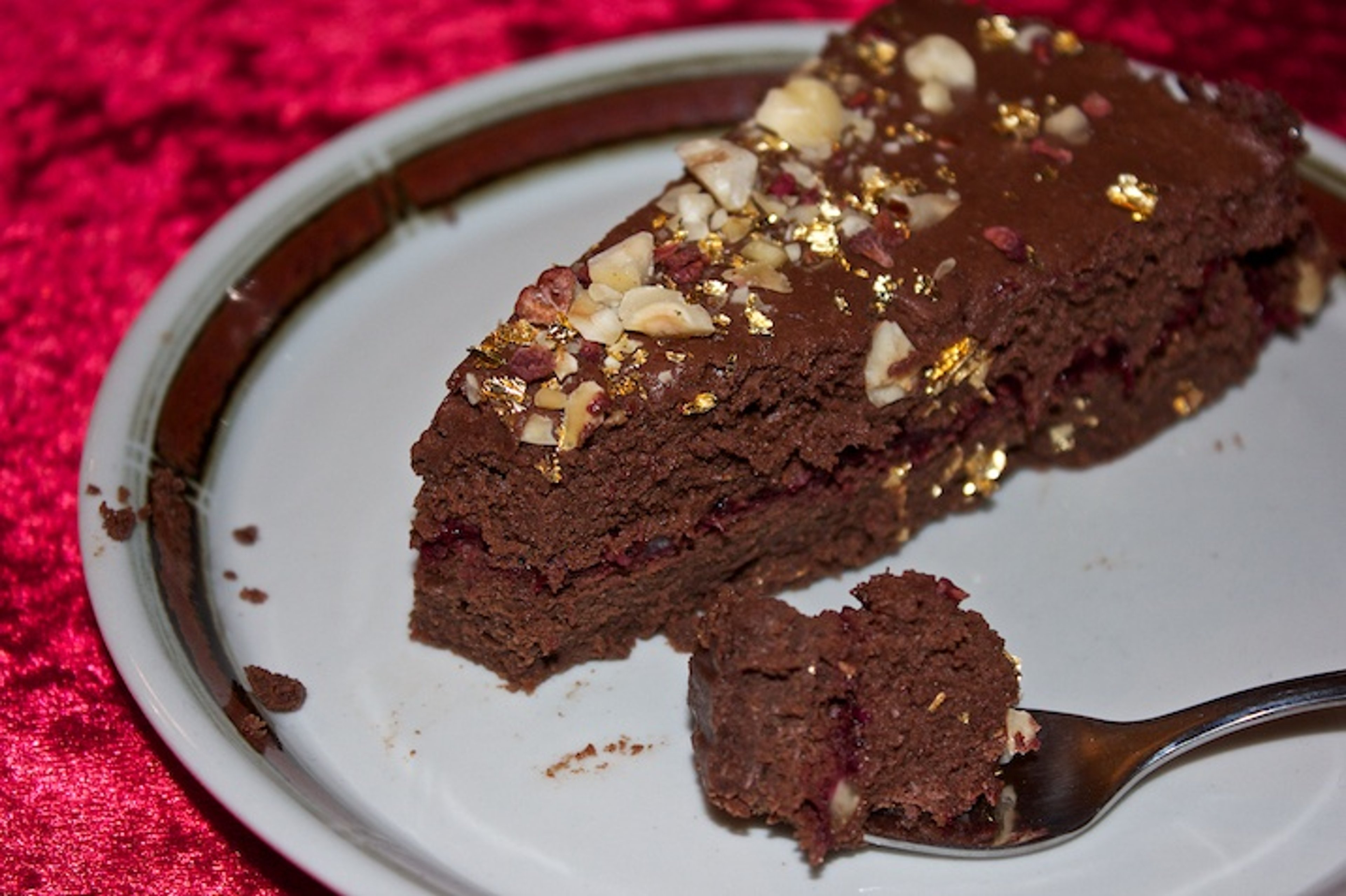 Gateau Marcel med hindbærsirup og hasselnøddeknas