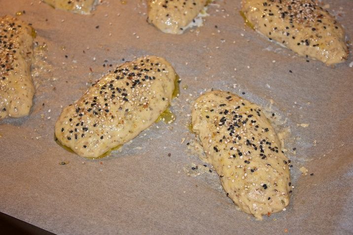 Tomatsuppe med mascarpone og basilikumsolie + krydrede hvidløgsflutes