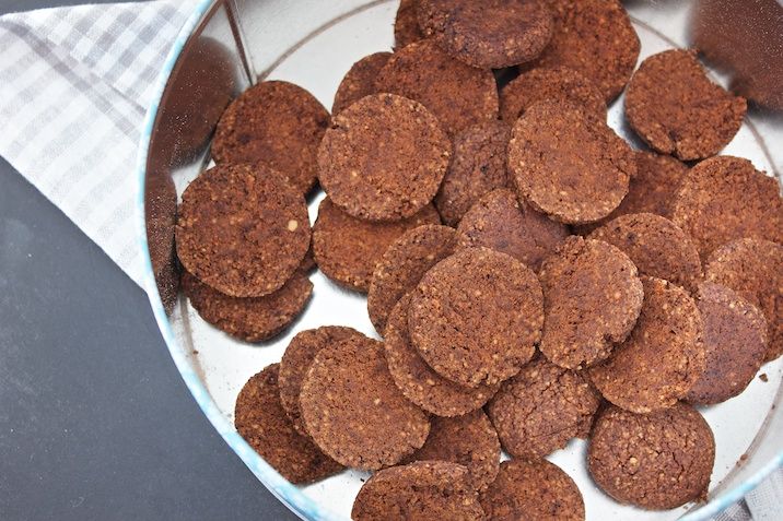 Koldskål med mandelkammerjunkere og jordbær