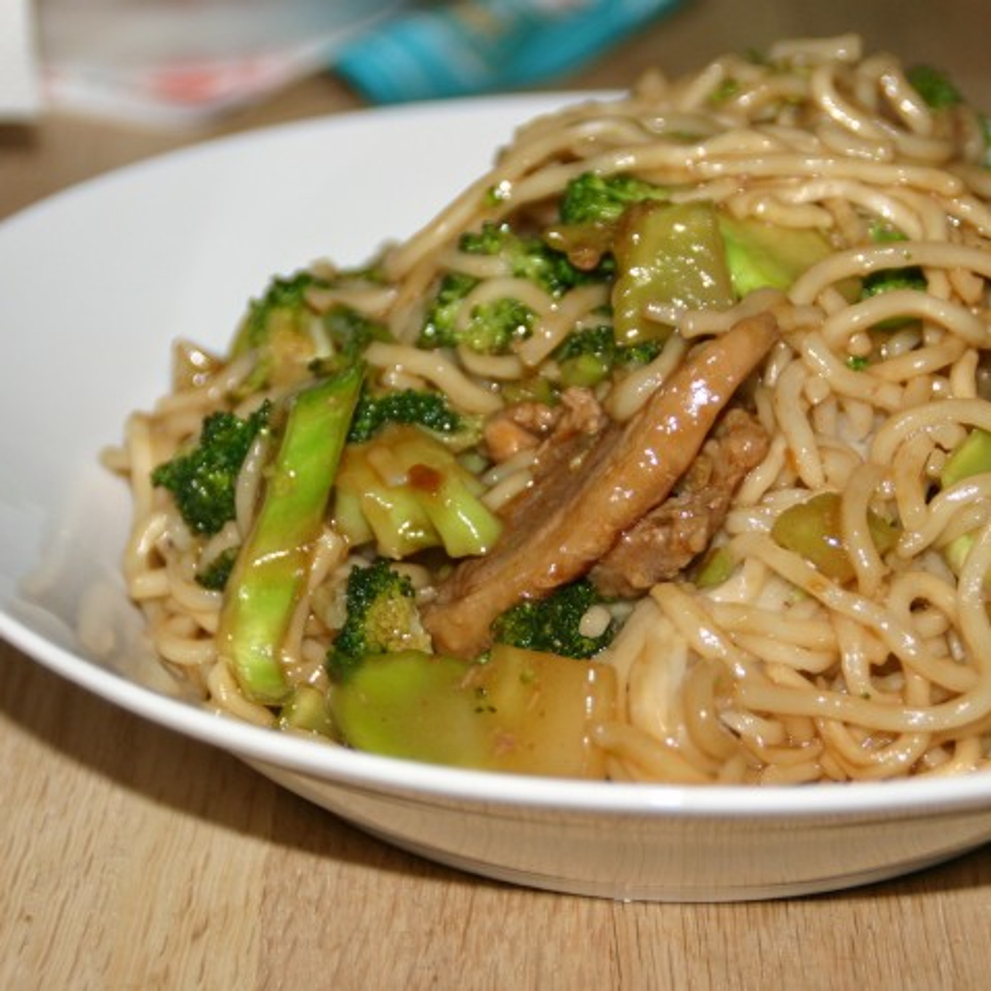 Lynstegt and med nudler og broccoli