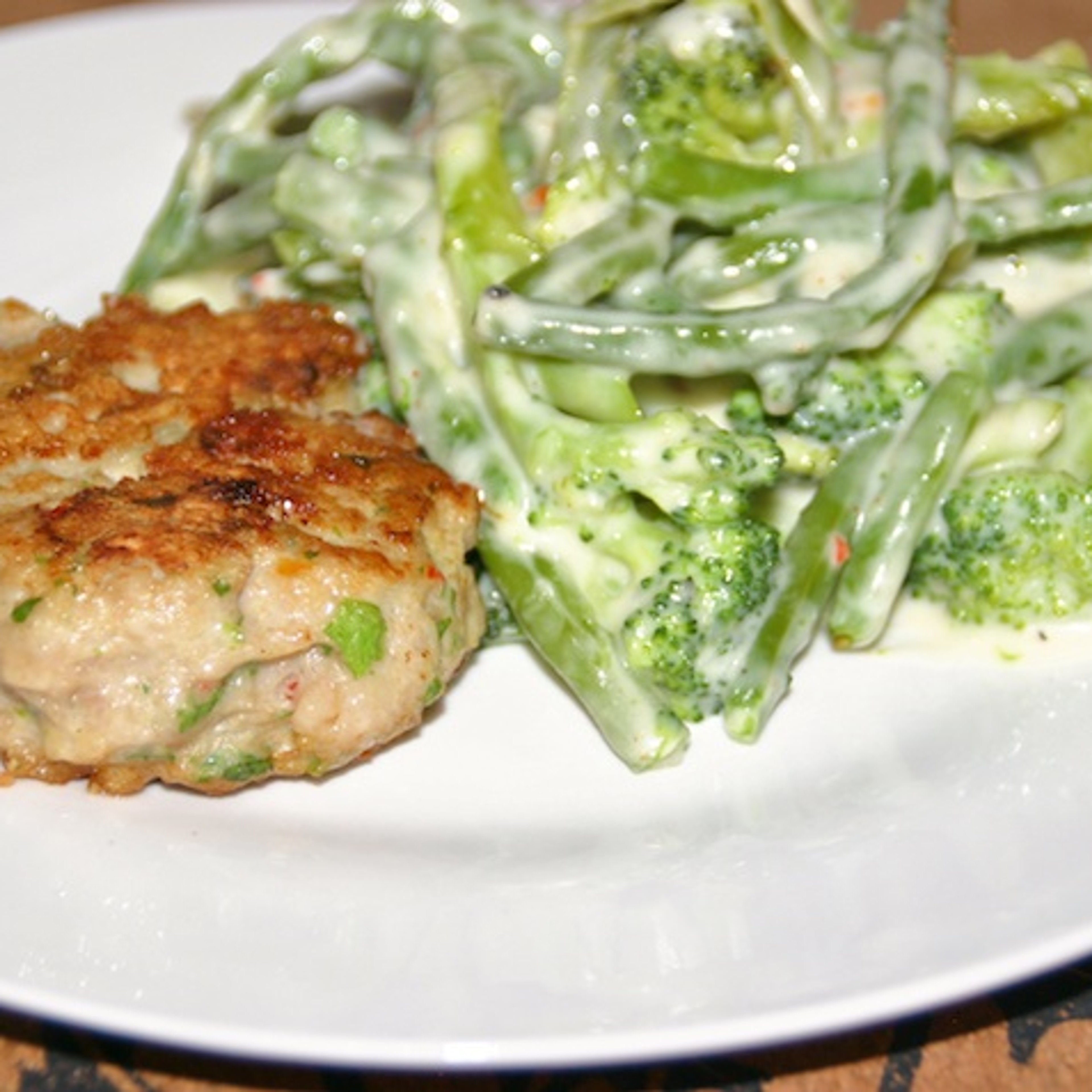 Spicy kyllingekarbonader med ostegratinerede grøntsager