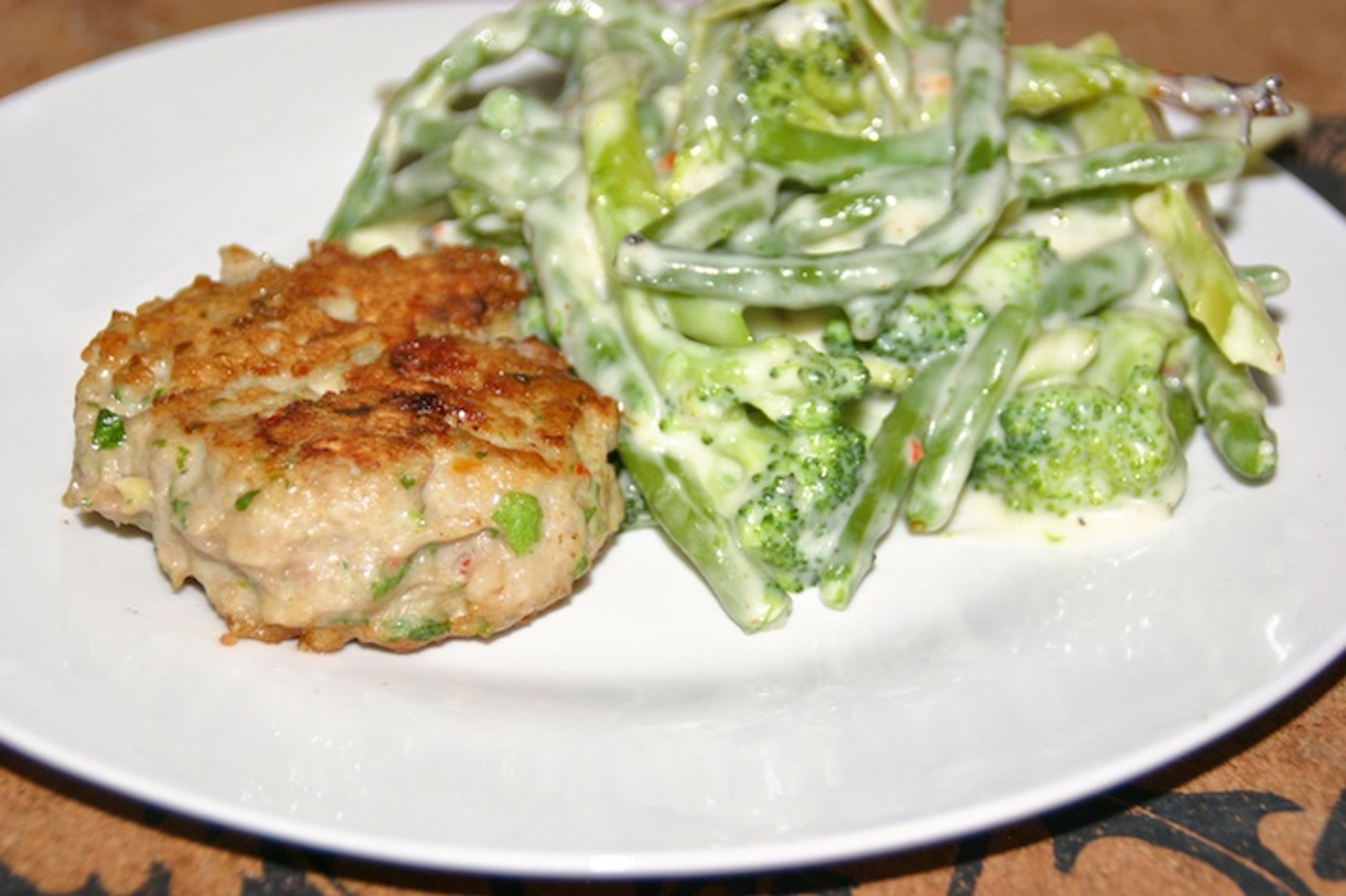 Spicy kyllingekarbonader med ostegratinerede grøntsager