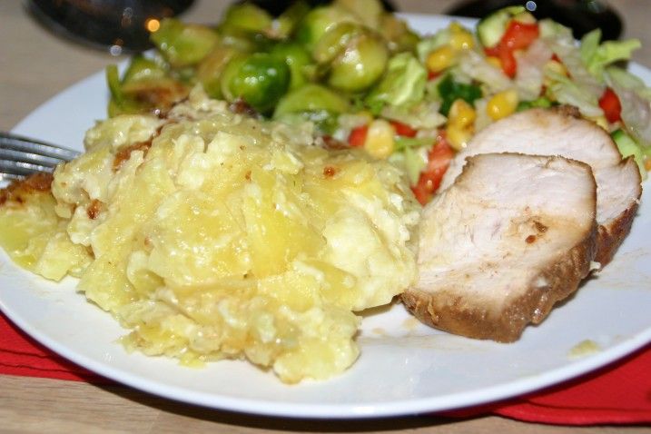 Helstegt marineret kalkunbryst og parmesan-rosenkål