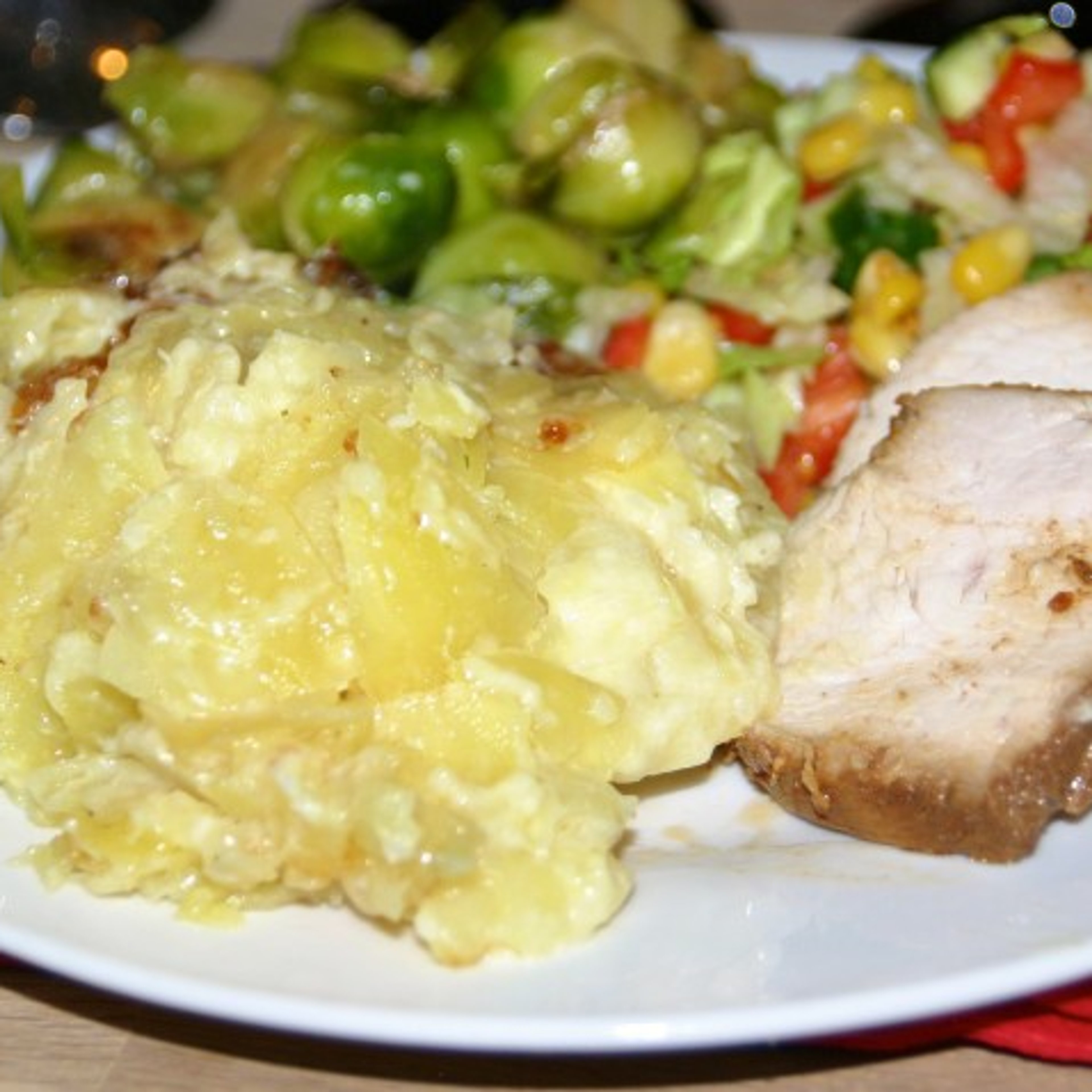 Helstegt marineret kalkunbryst og parmesan-rosenkål