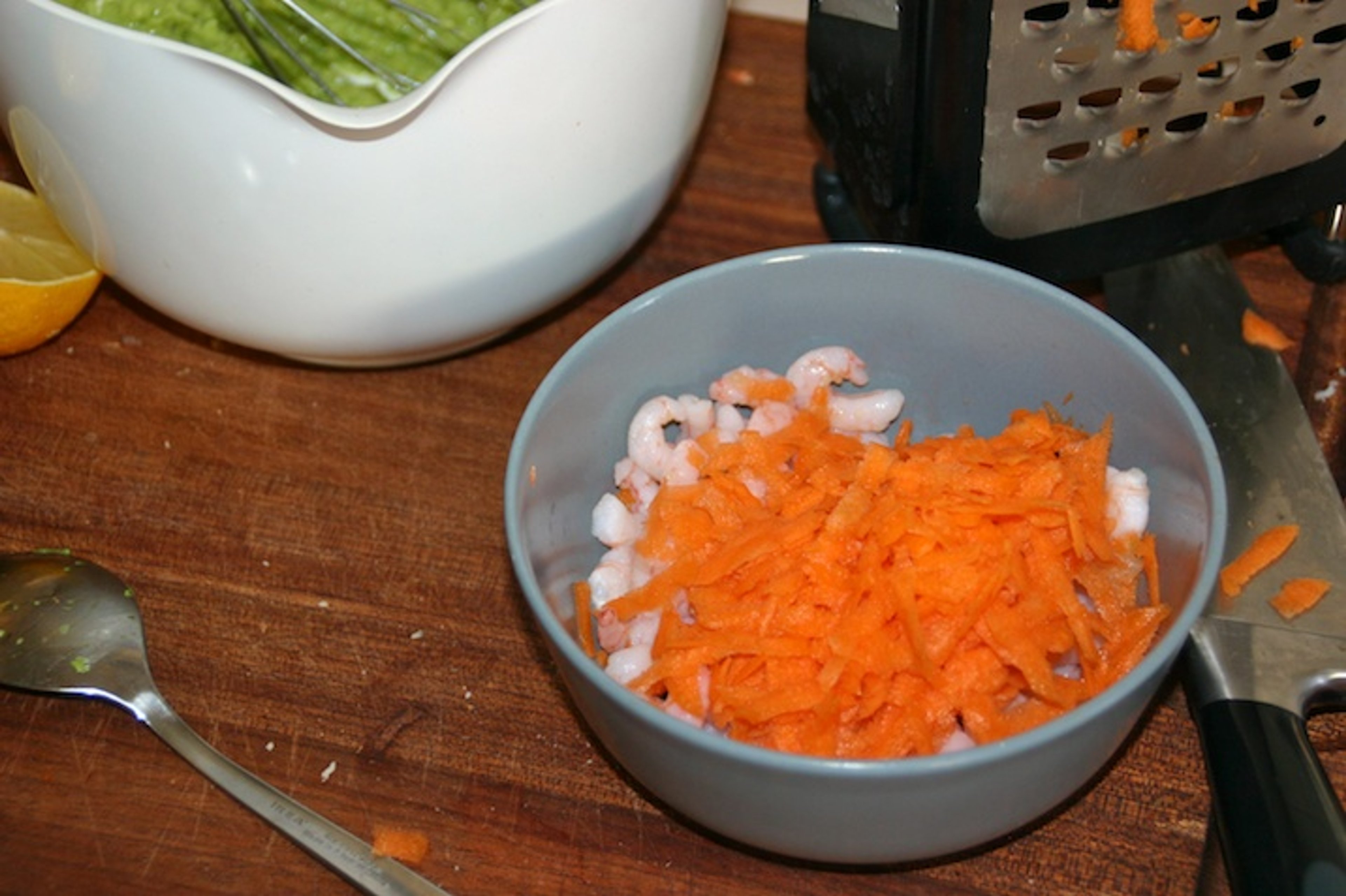 Avocadopasta med rejer og gulerod