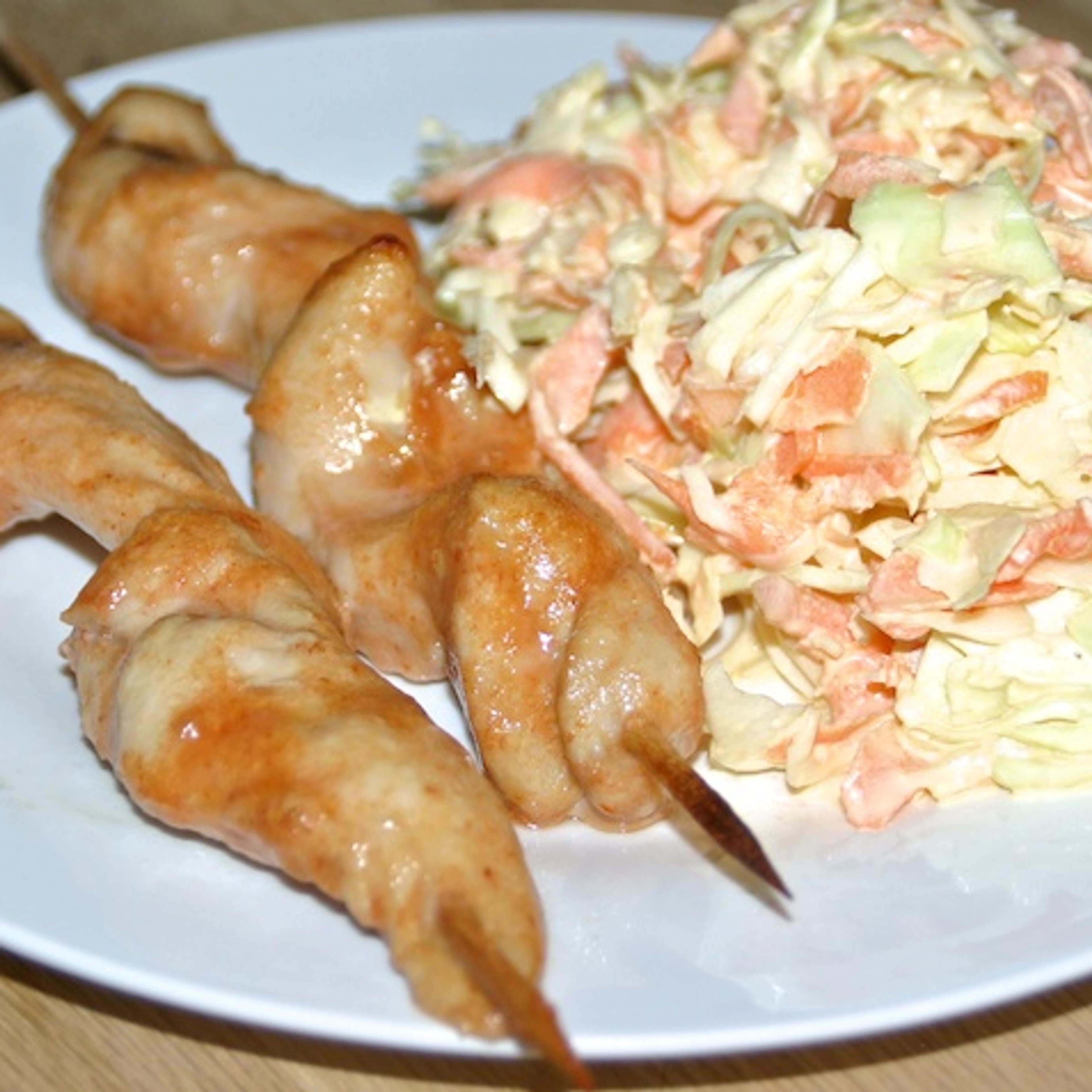 BBQ-kyllingespyd og coleslaw