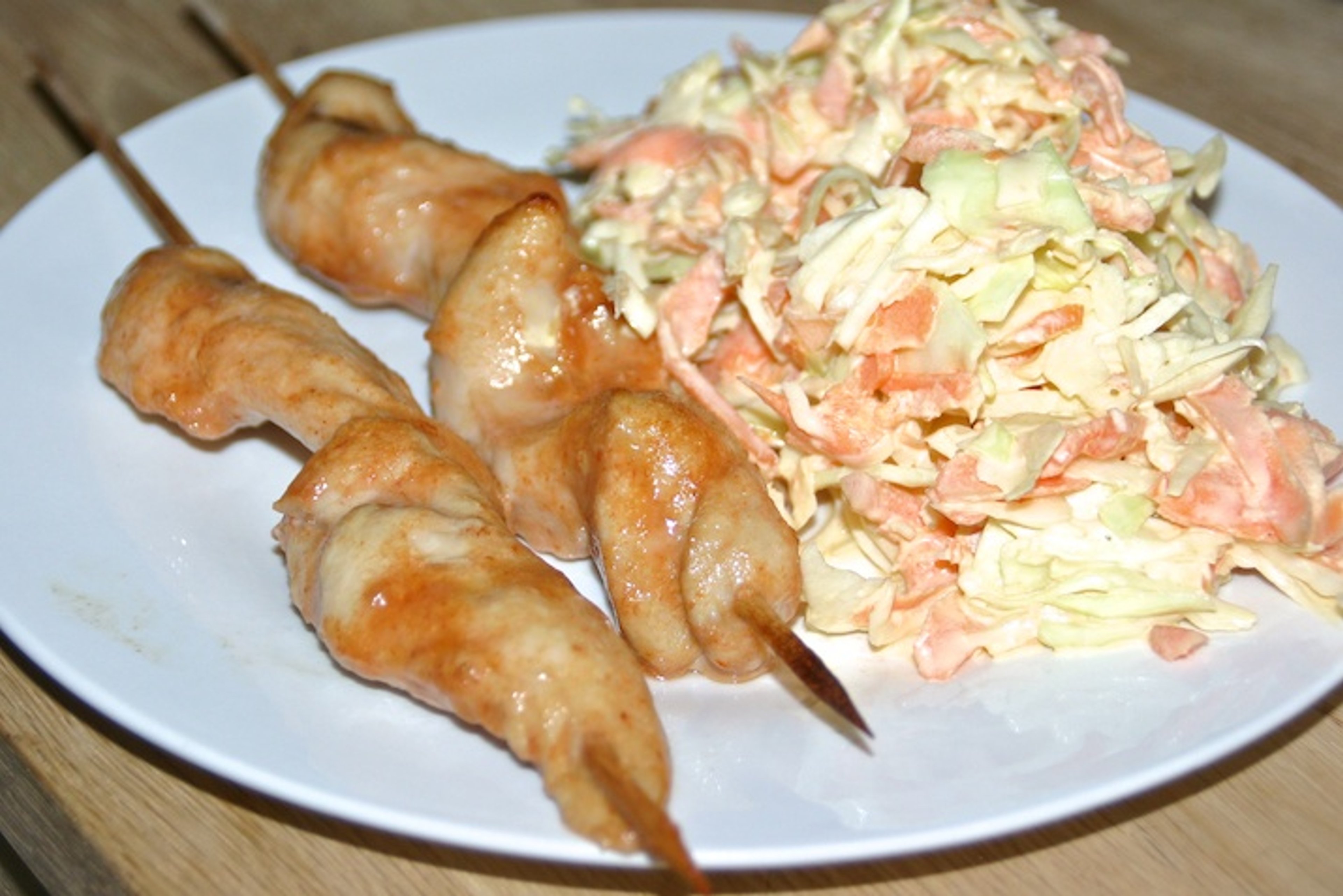 BBQ-kyllingespyd og coleslaw