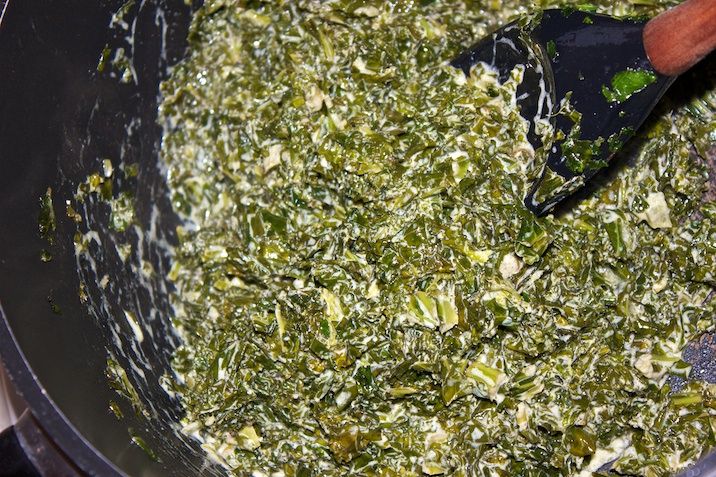 Kogt røget hamburgerryg med grønlangkål og karamelliserede æbler