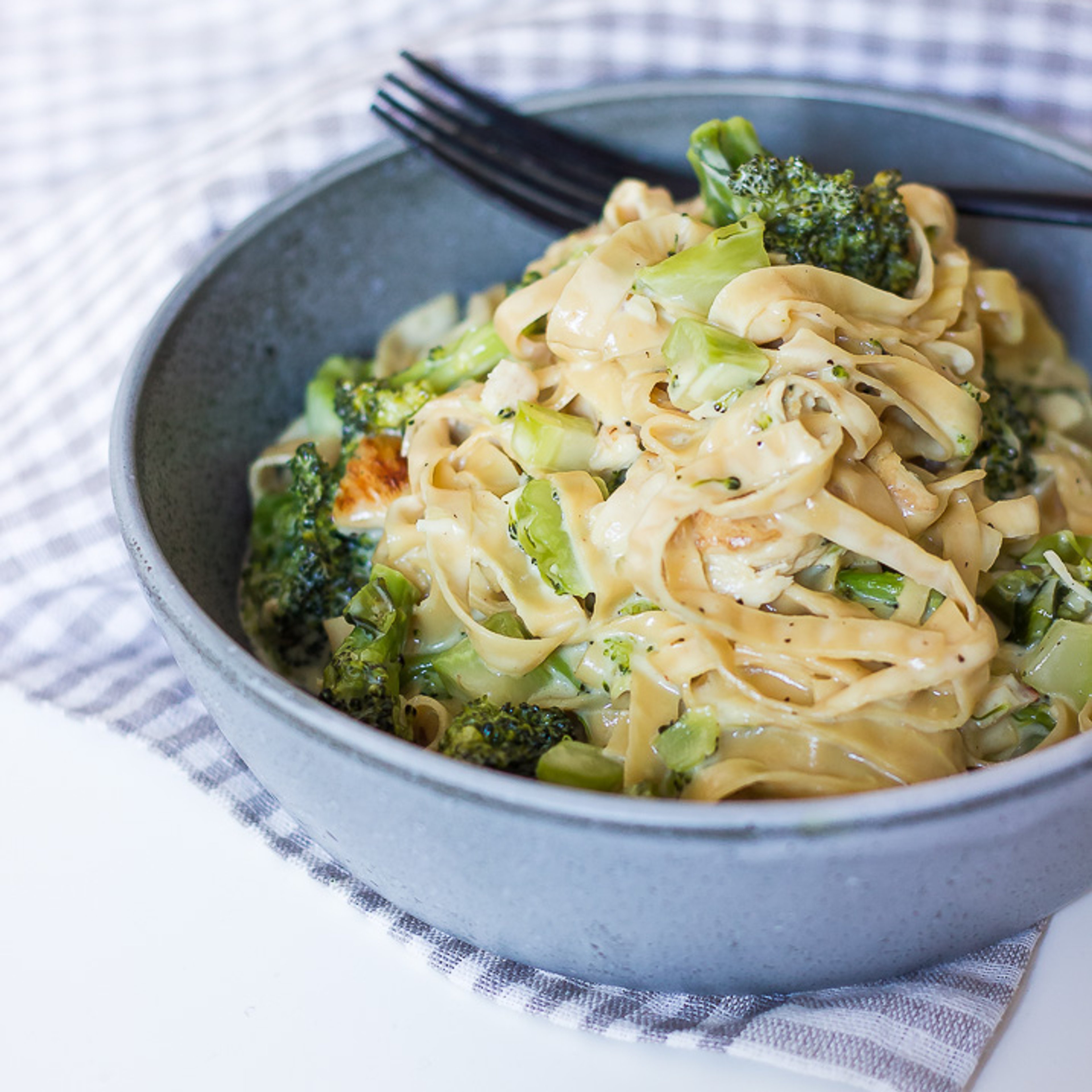 Lækreste Fettuccine Alfredo med kylling og broccoli