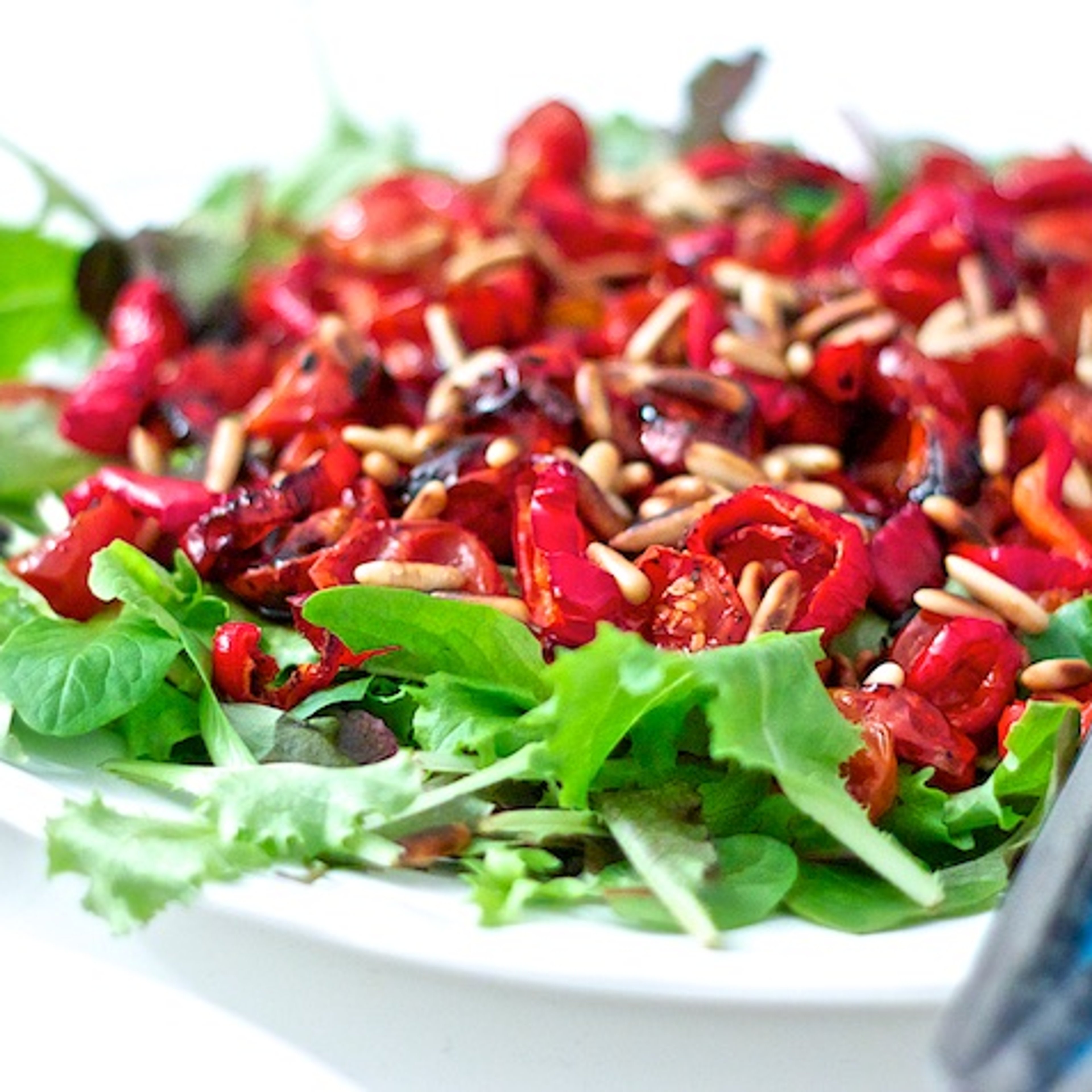 Salat med bagte tomater, peberfrugt, pinjekerner og balsamicoglace