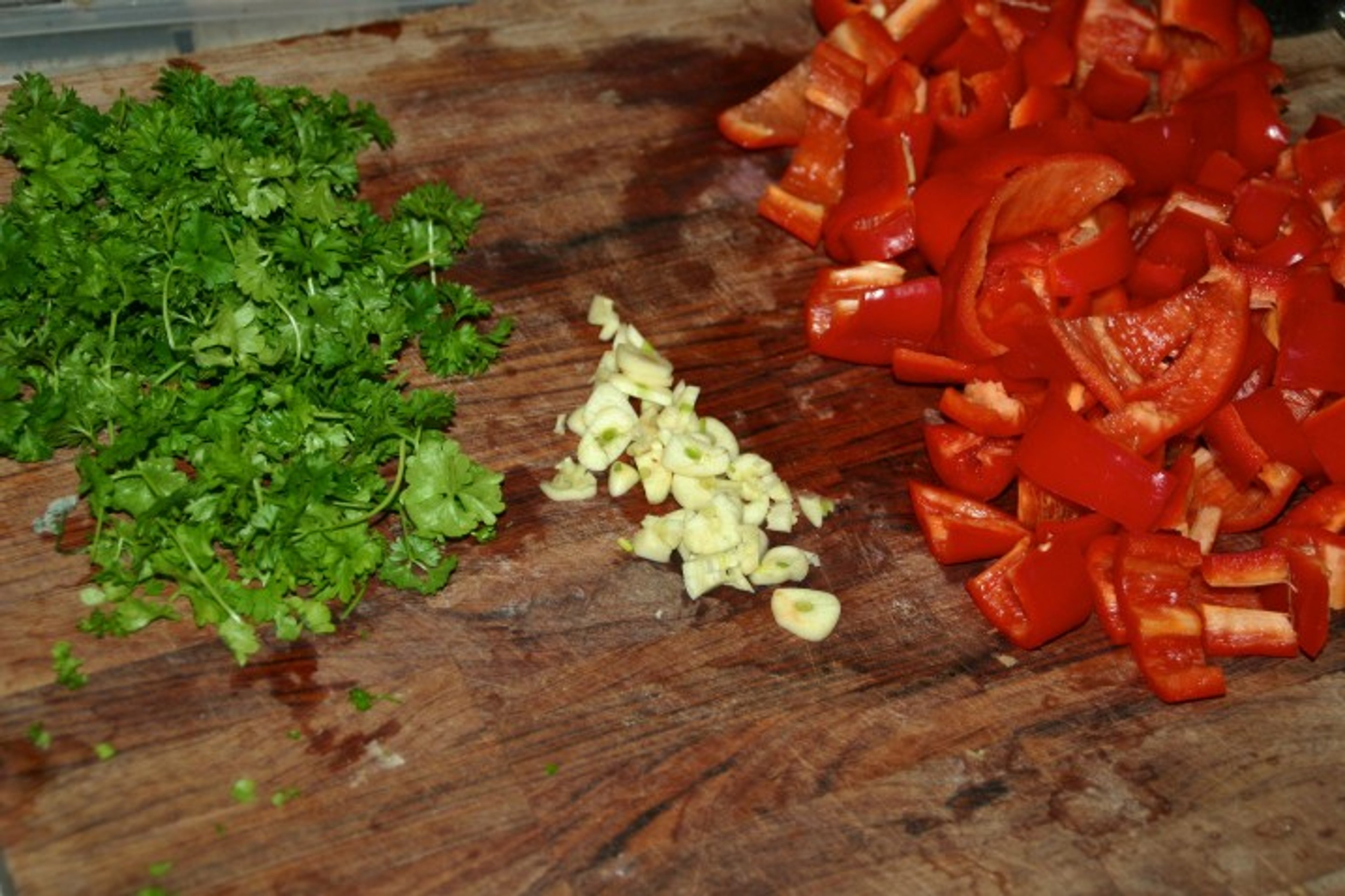 Pølser med sprøde peberfrugter og ovnbagte kartofler