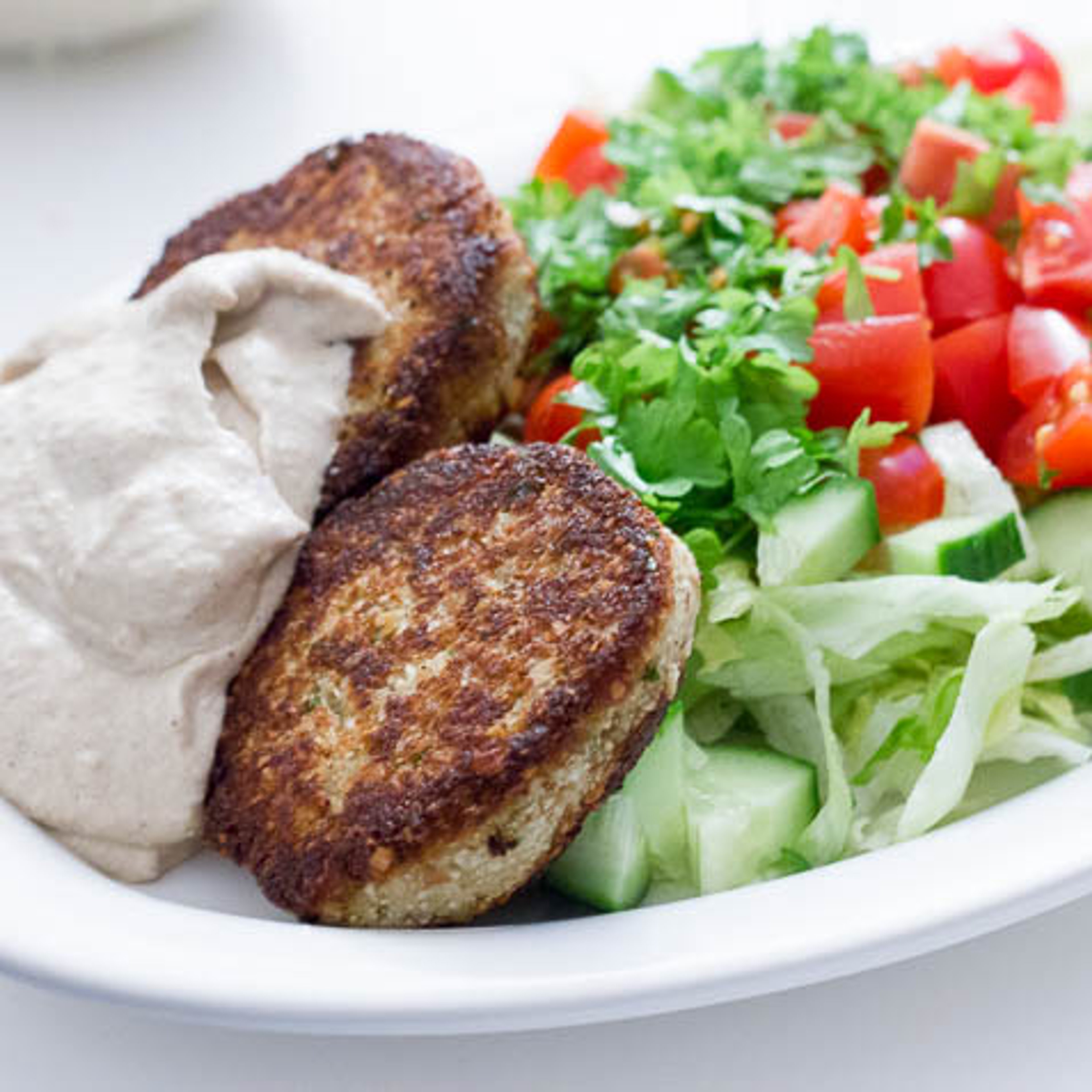 Blomkålsfalafel med tahin- og yoghurtdip