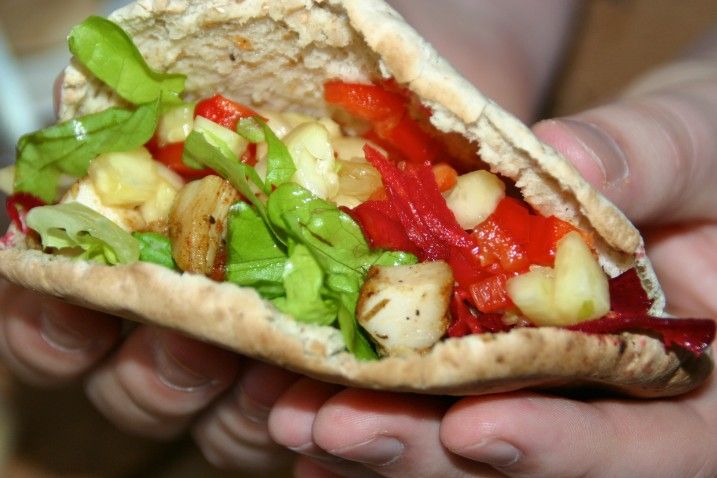 Cajun kyllingeburgere med ananas- og peberfrugtsalsa, kartoffelbåde og ristet broccoli