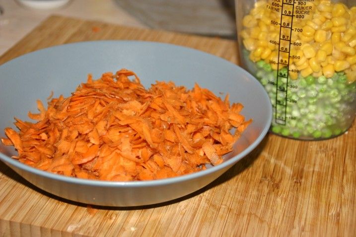 Speltotto med majs, ærter, gulerod og kalkunbacon