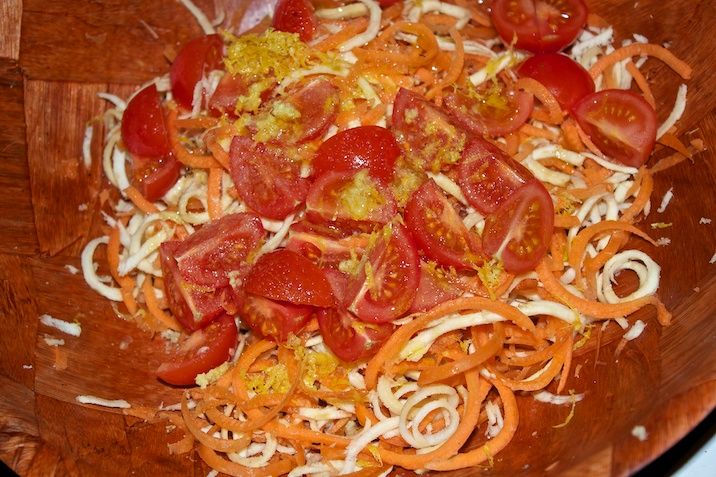 Langtidsstegte kyllingelår med bagt sød kartoffel, hvidløgssmør og ingefær- og citrusmarinerede rødder