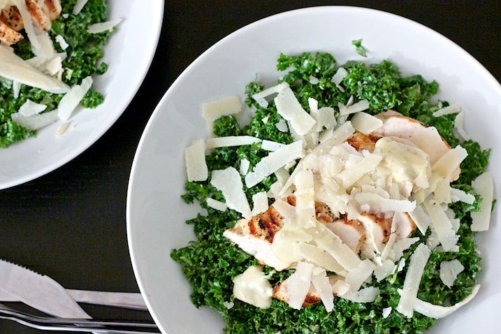 Cæsarsalat med grønkål og kylling