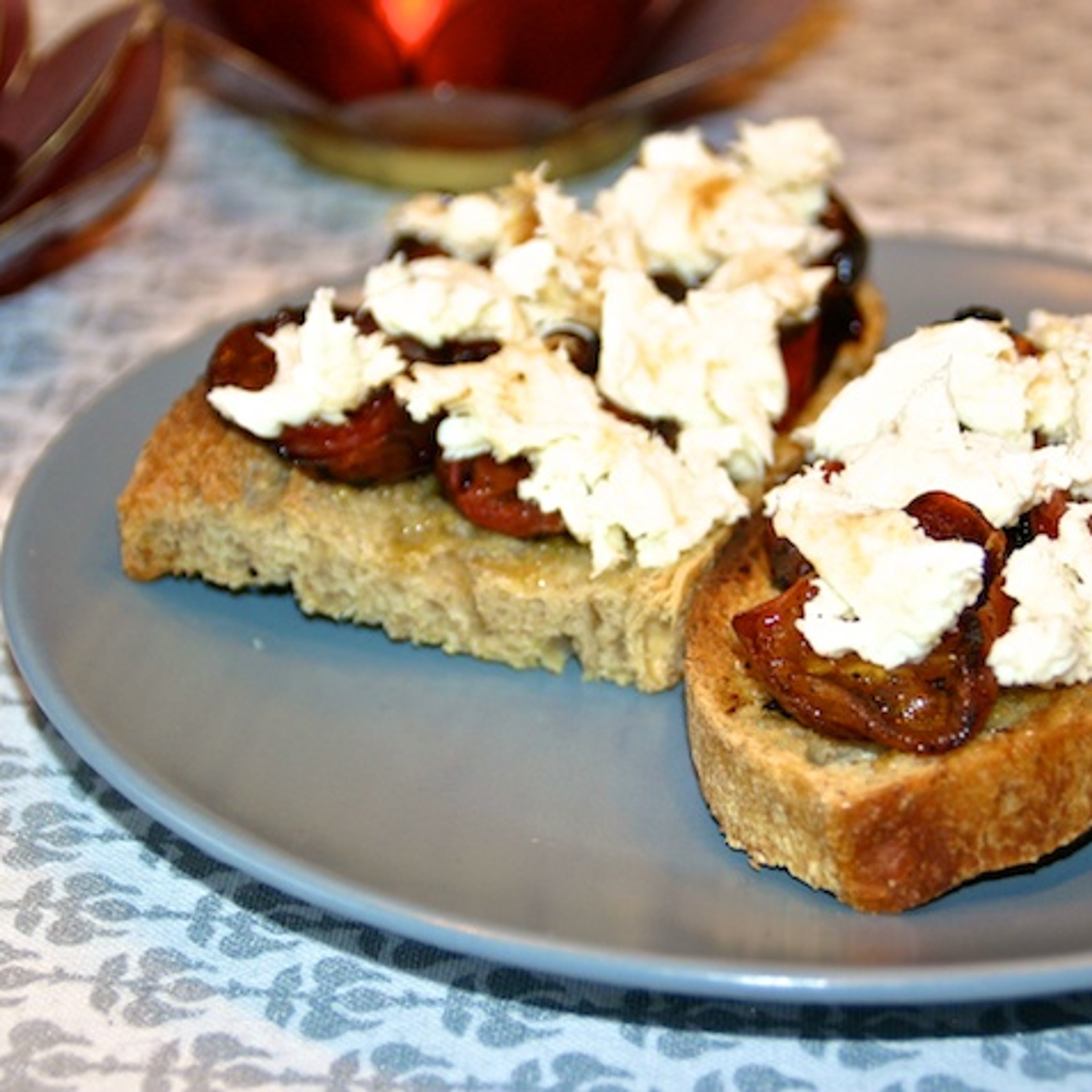 Bruschetta med langtidsstegte tomater og frisk mozzarella