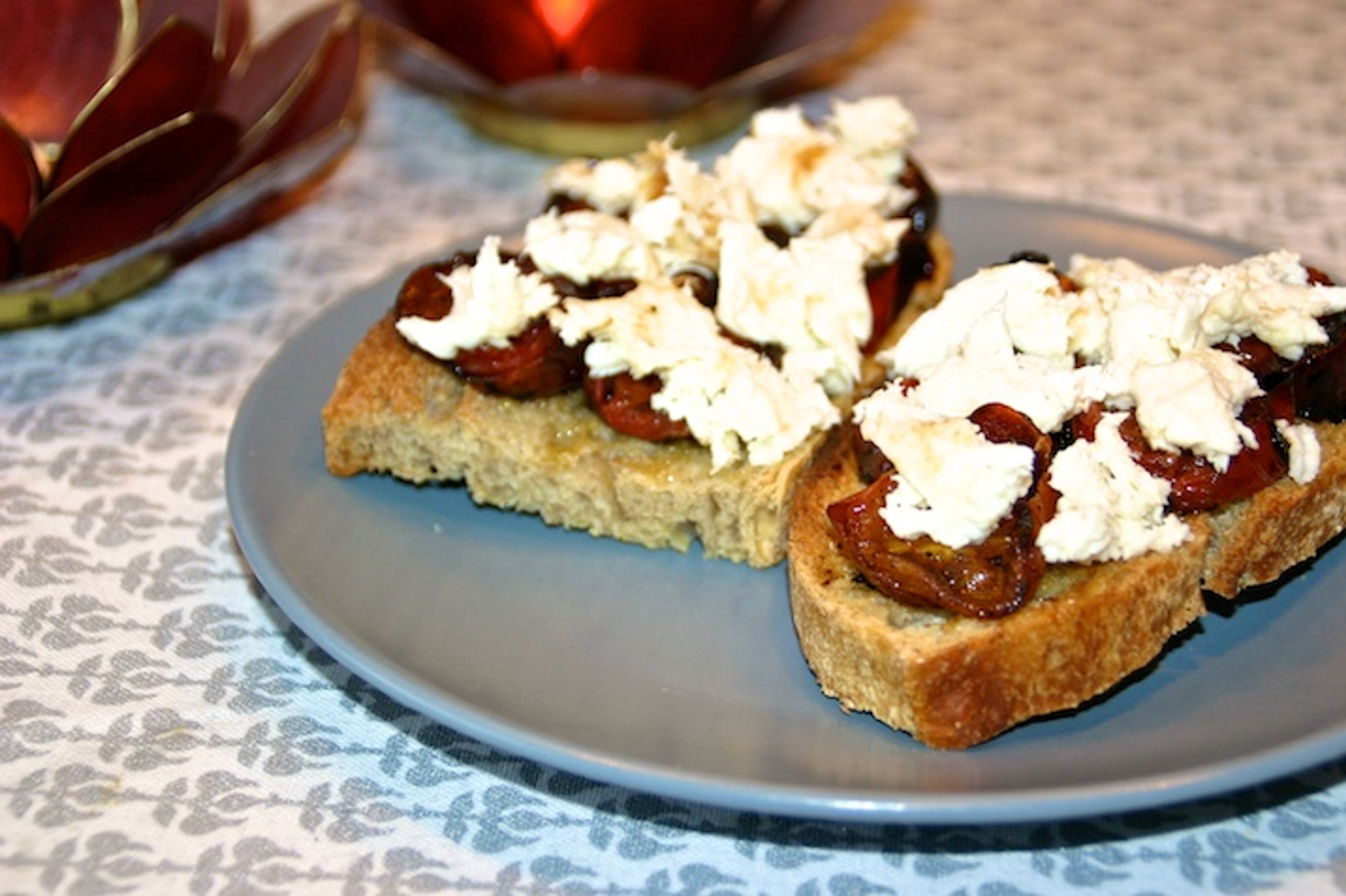 Bruschetta med langtidsstegte tomater og frisk mozzarella