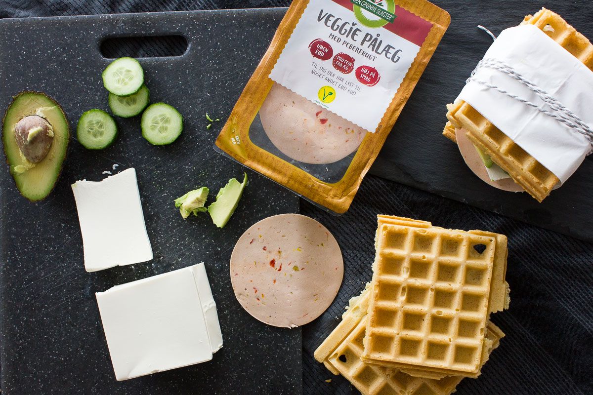 Vaffelsandwich med veggie pålæg, avocado og feta