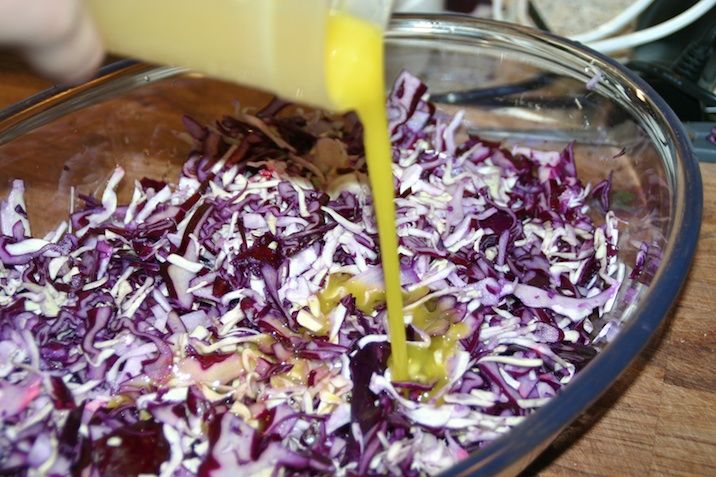 Kyllingespyd med kokos og karry samt kålsalat med avocado og mango