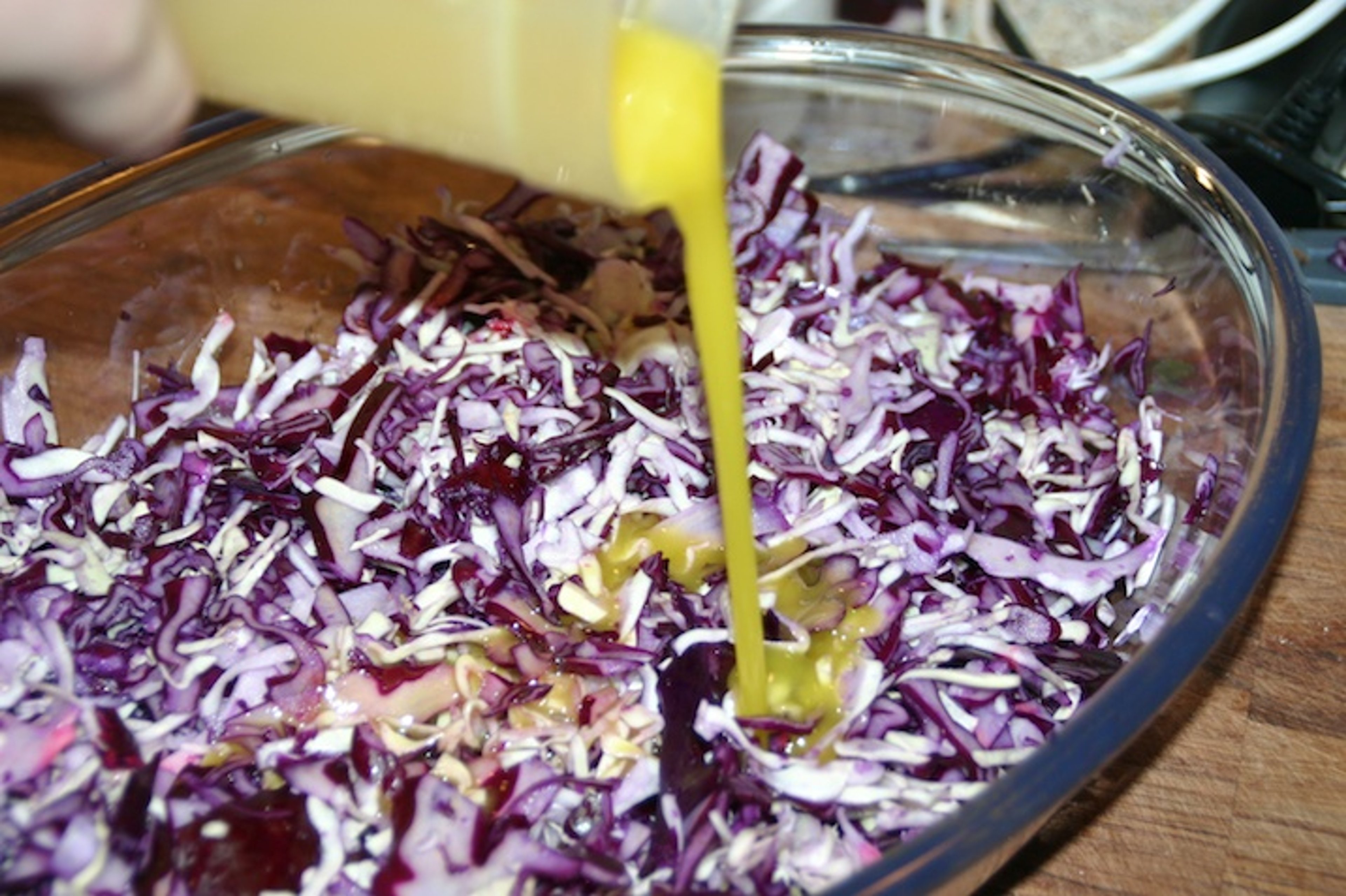 Kyllingespyd med kokos og karry samt kålsalat med avocado og mango