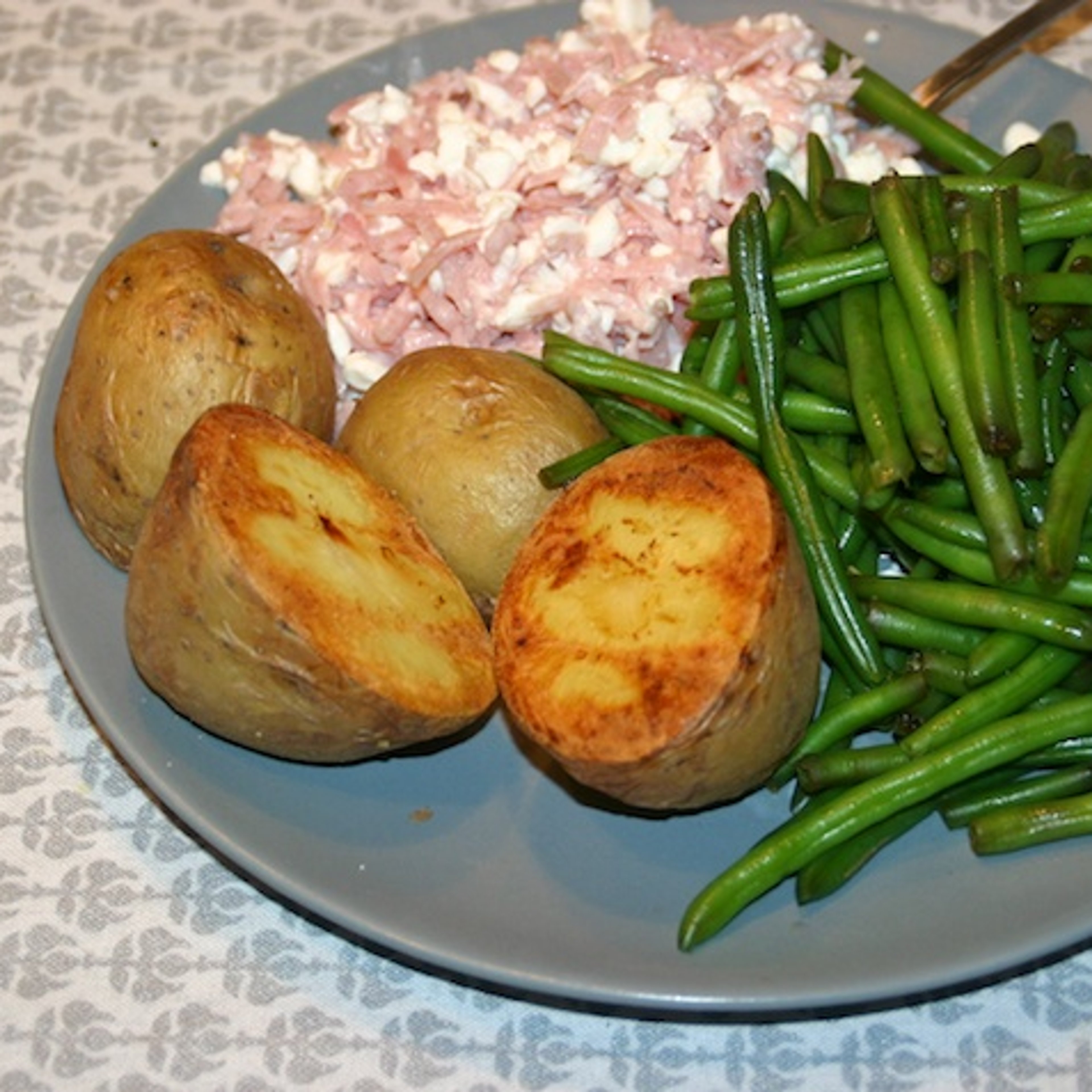 Bagte kartofler med skinke, hytteost og grønne bønner