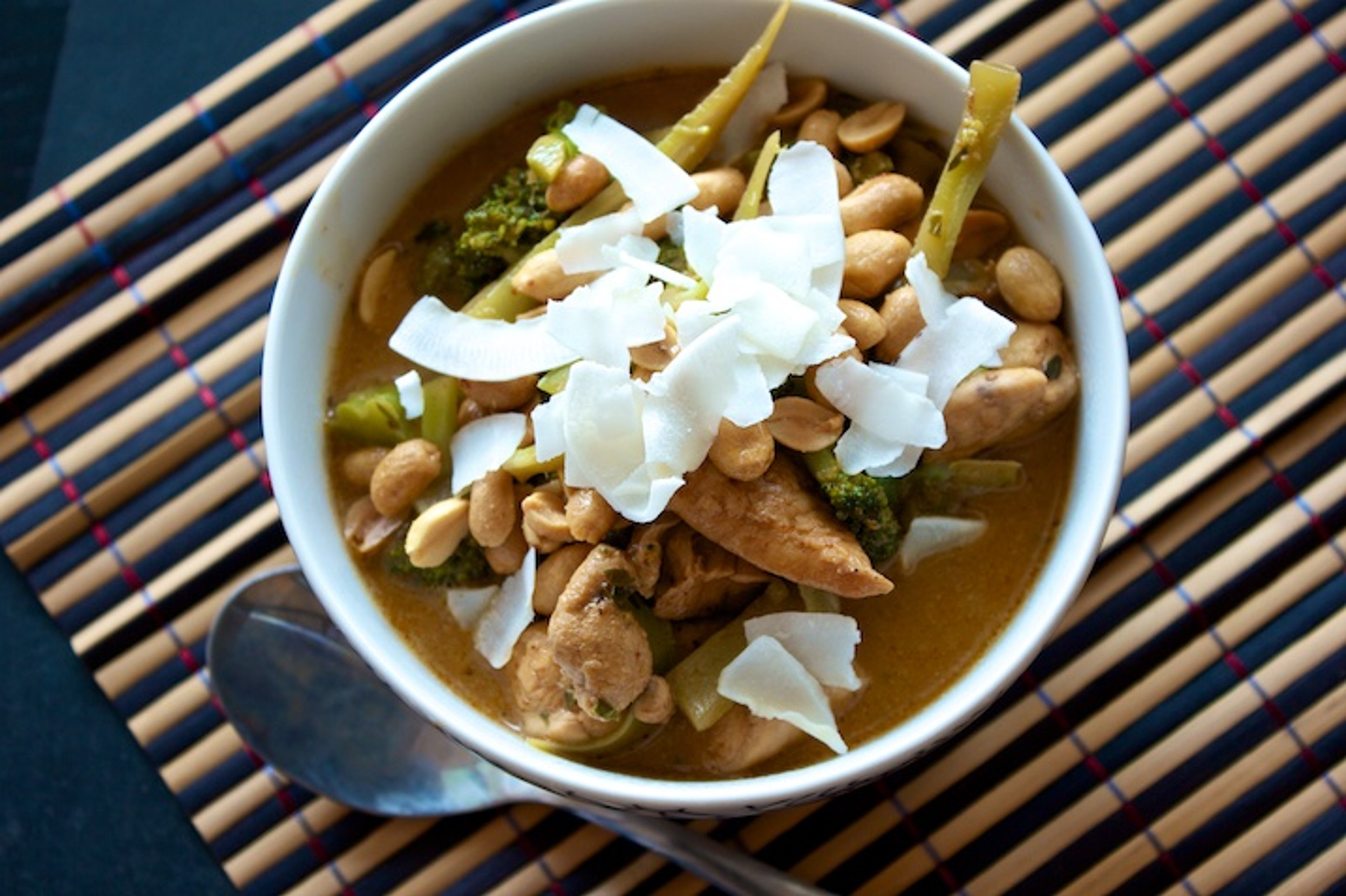 Kokossuppe med kylling, broccoli og rød karry