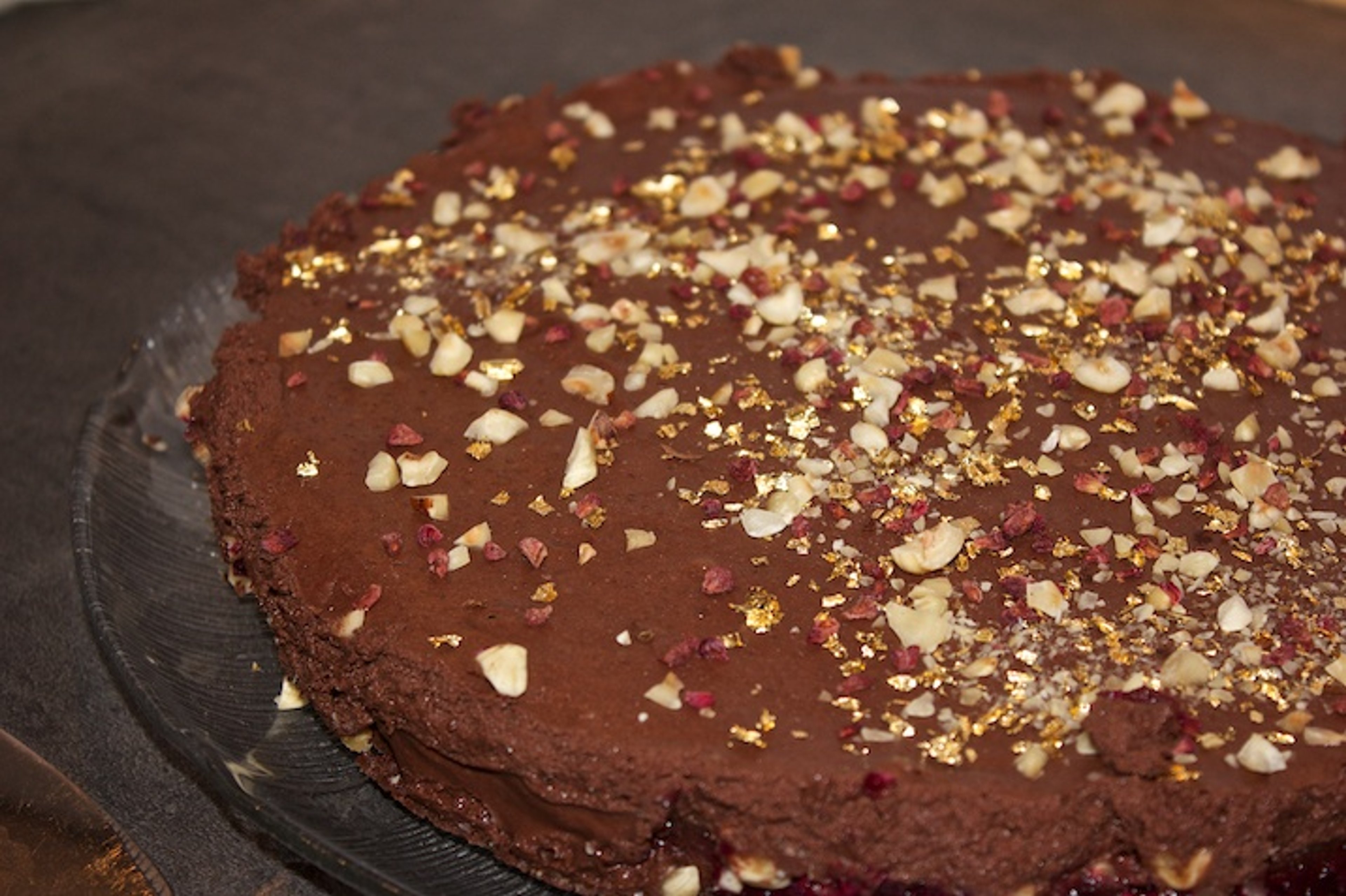 Gateau Marcel med hindbærsirup og hasselnøddeknas