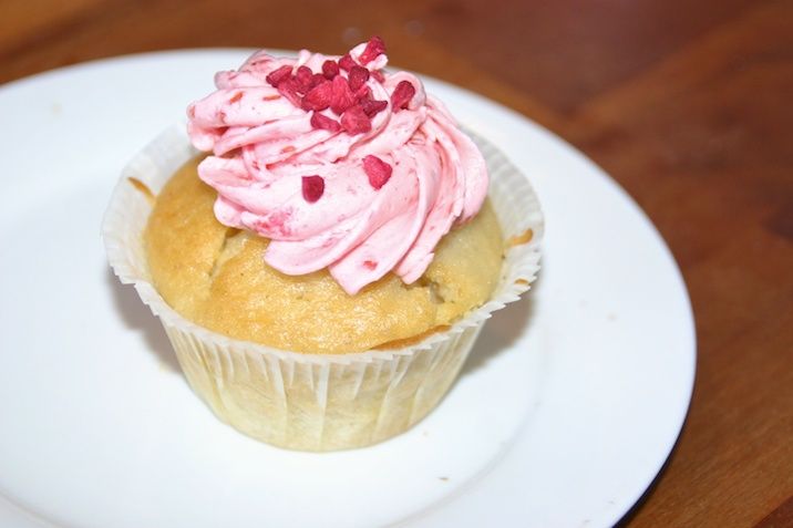 Cupcakes med hvid chokolade og hindbær