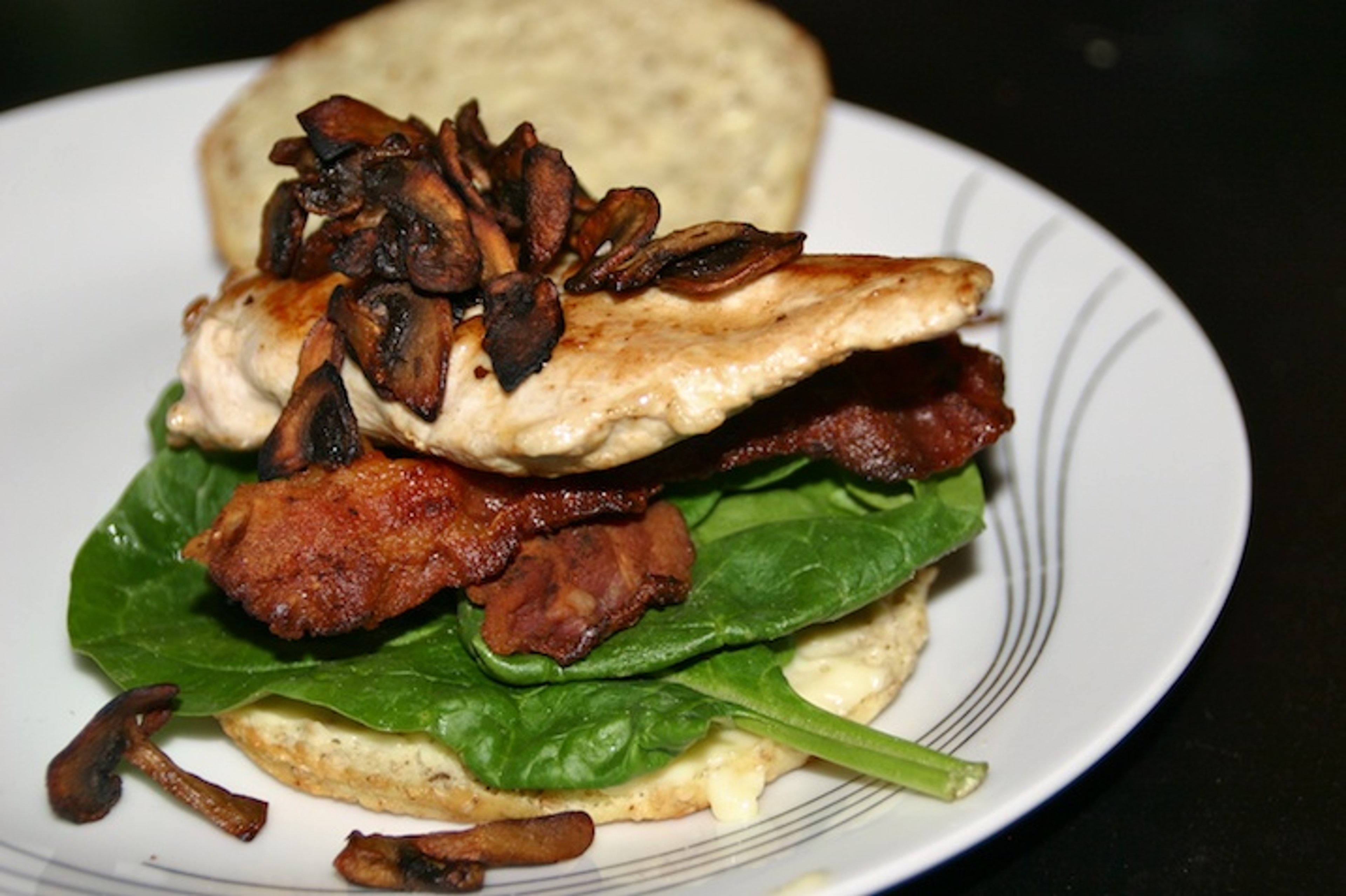 Burger med kylling, bacon, champignon og aioli