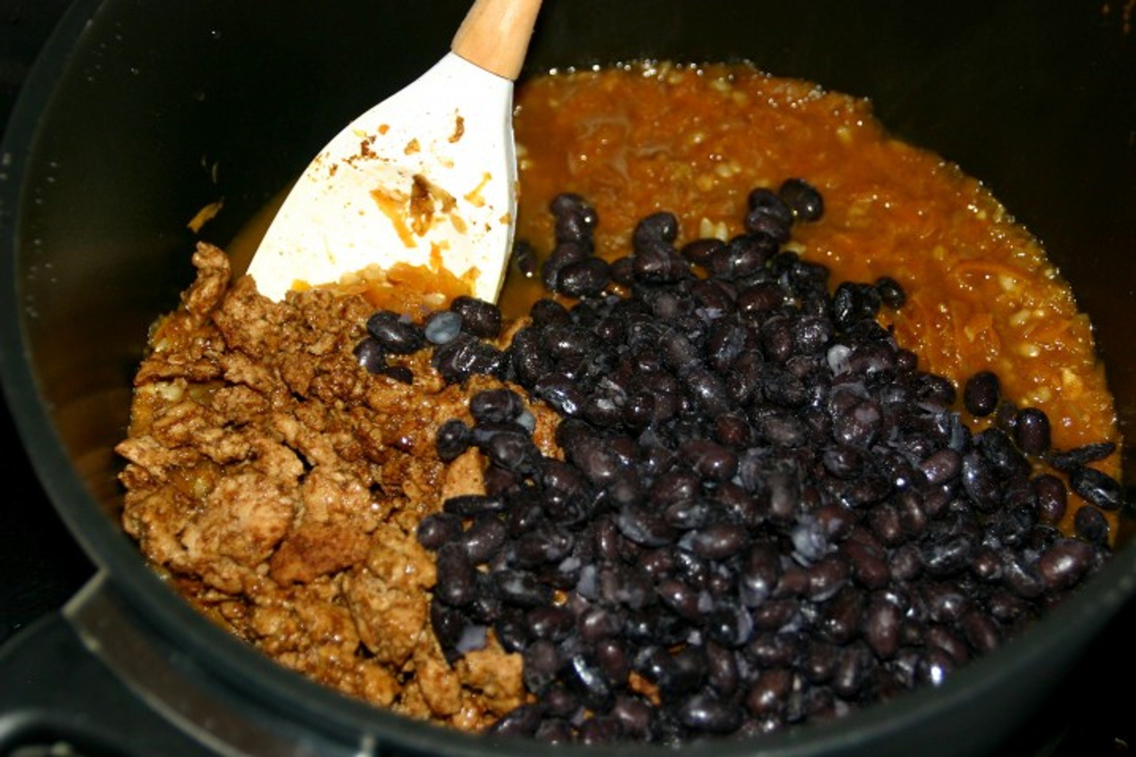 Chiligryde med kylling, brune ris og sorte bønner