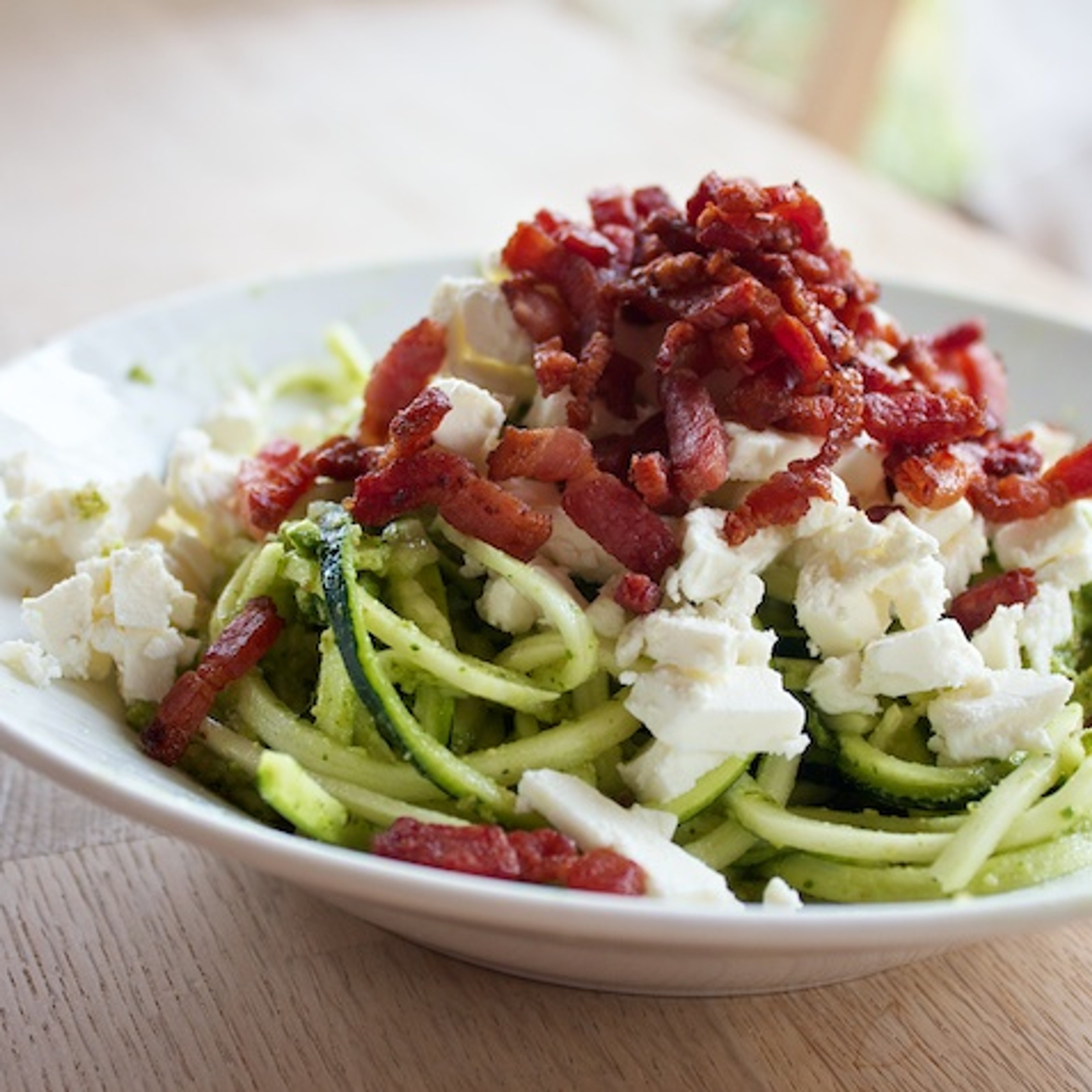 Squashgetti med pesto, feta og bacon