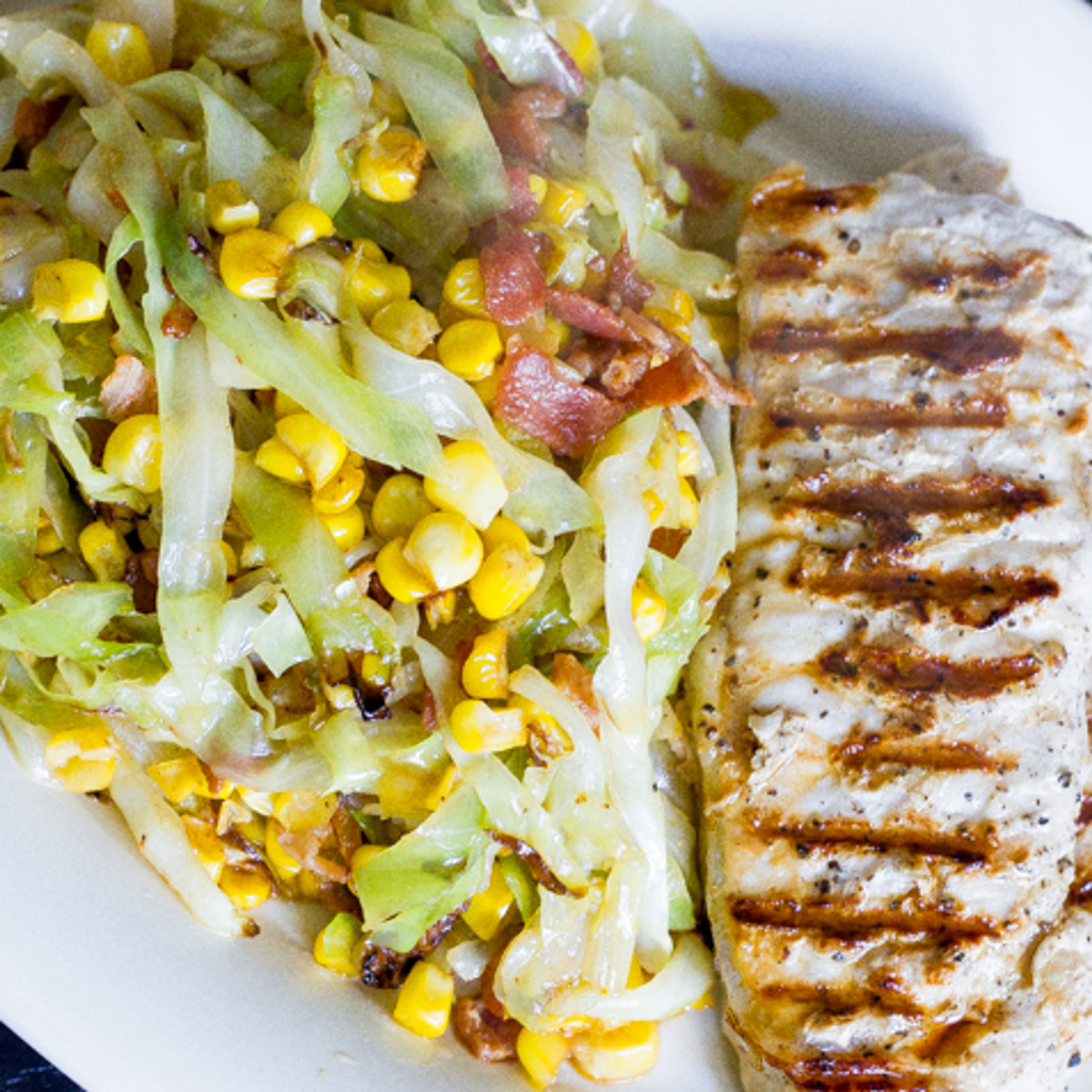 Sauteret spidskål, majs, bacon og rosmarin