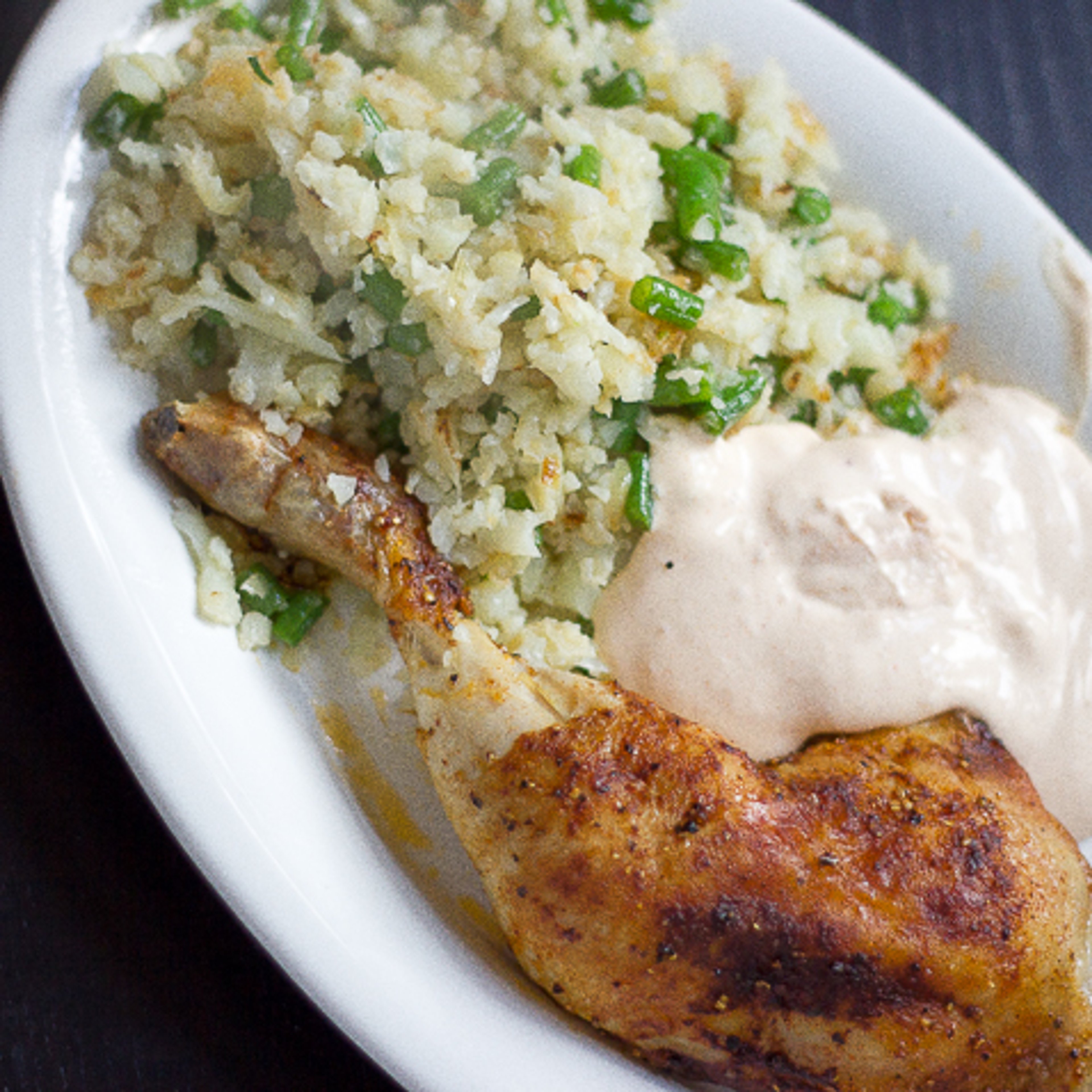 Kylling, pandestegte blomkålsris med løg og grønne bønner & fetacreme med hvidløg og røget paprika