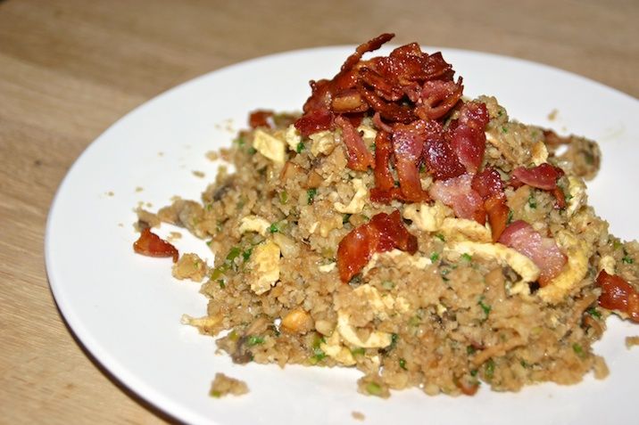 Stegte asiatiske blomkålsris med bacon og æg