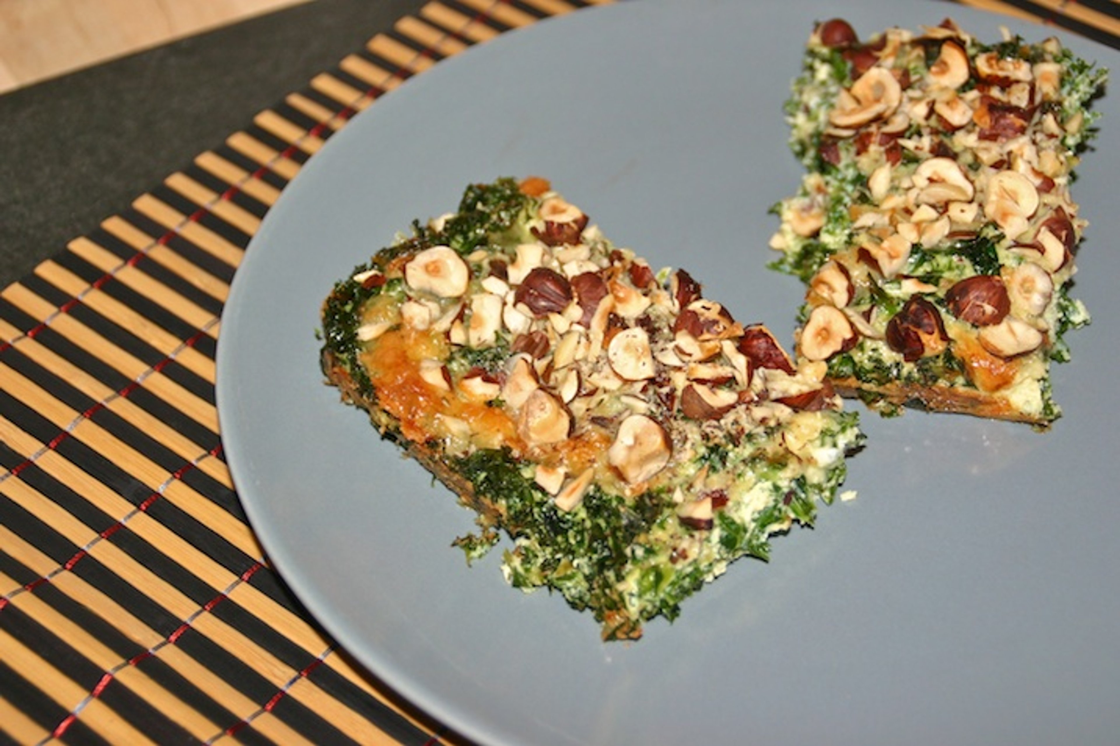 Grønkålstærte med hasselnødder - servering