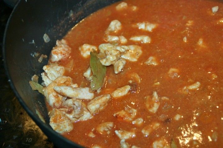 Kylling i peanutbuttersauce med rødkålssalat