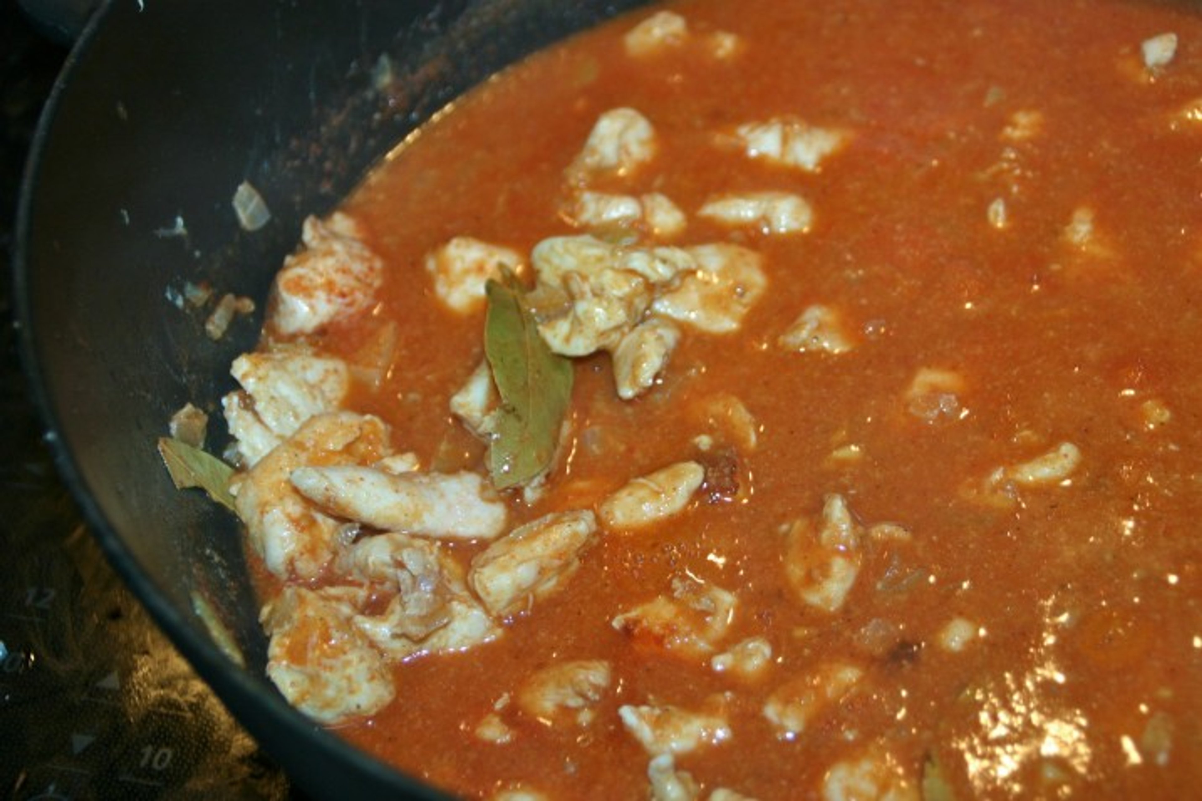 Kylling i peanutbuttersauce med rødkålssalat