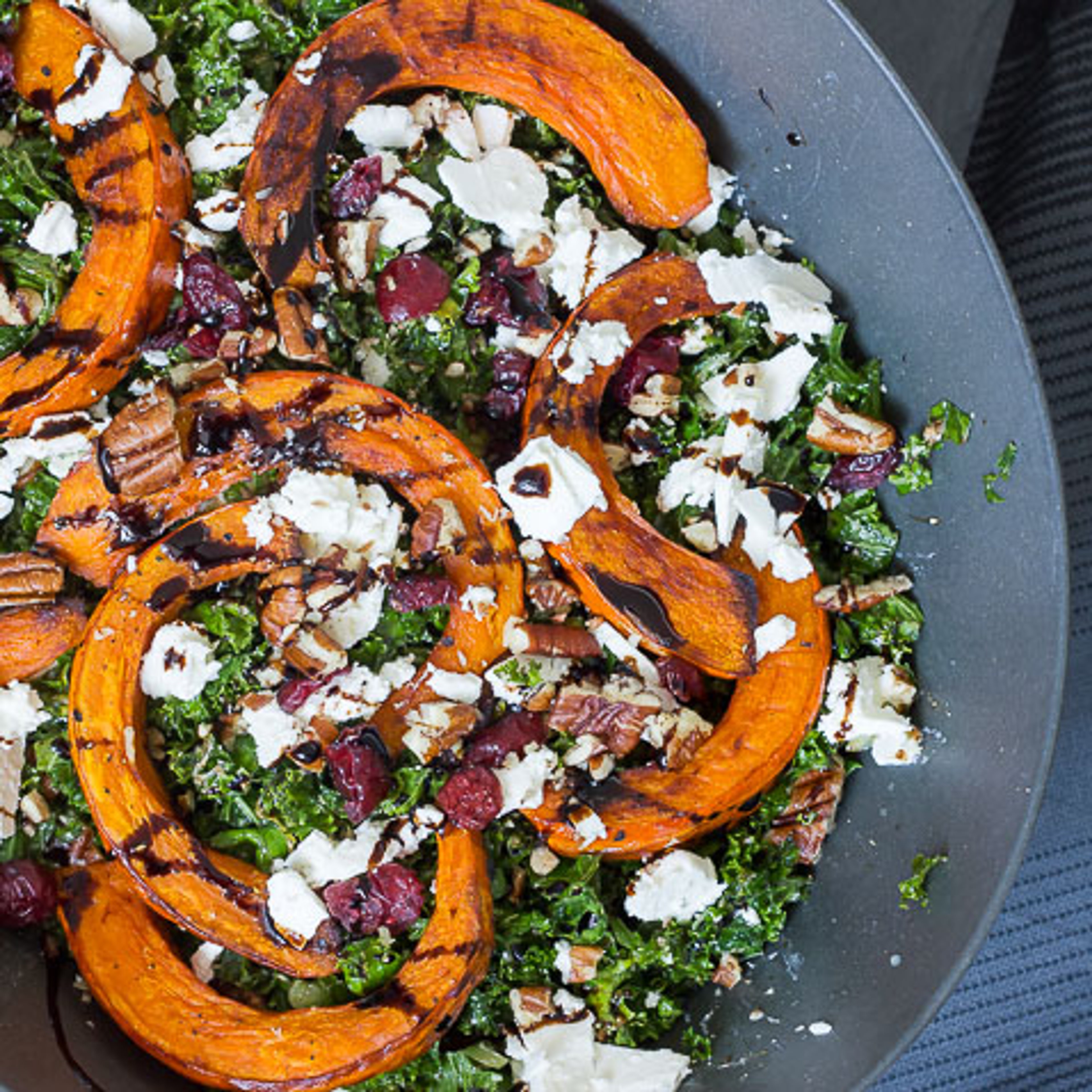 Vintersalat med grønkål, græskar og feta