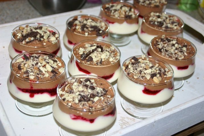Tofarvet chokolademousse med hindbærsirup og hasselnødder
