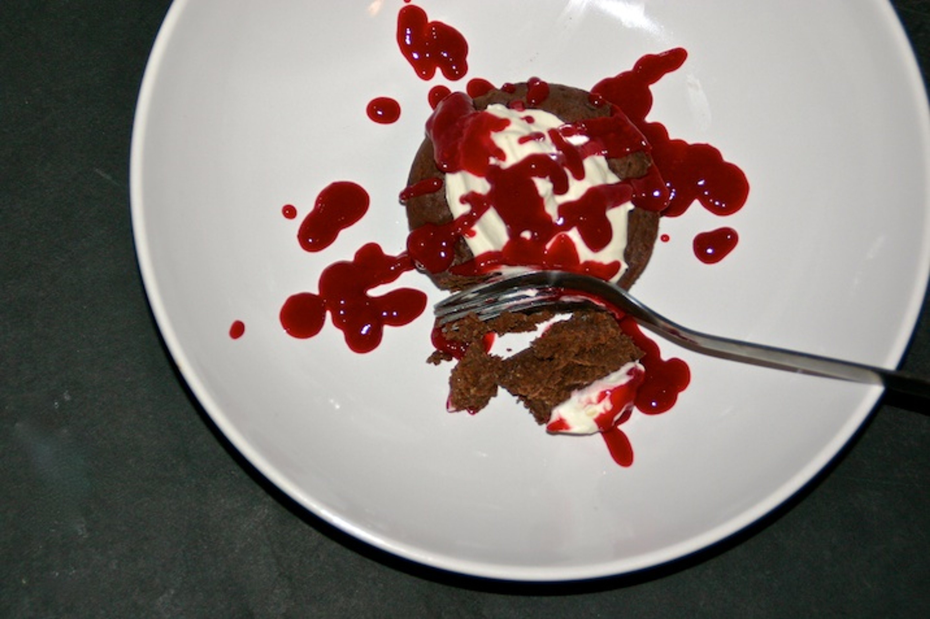 Chokoladekage uden mel med flødeskum og hindbærcoulis